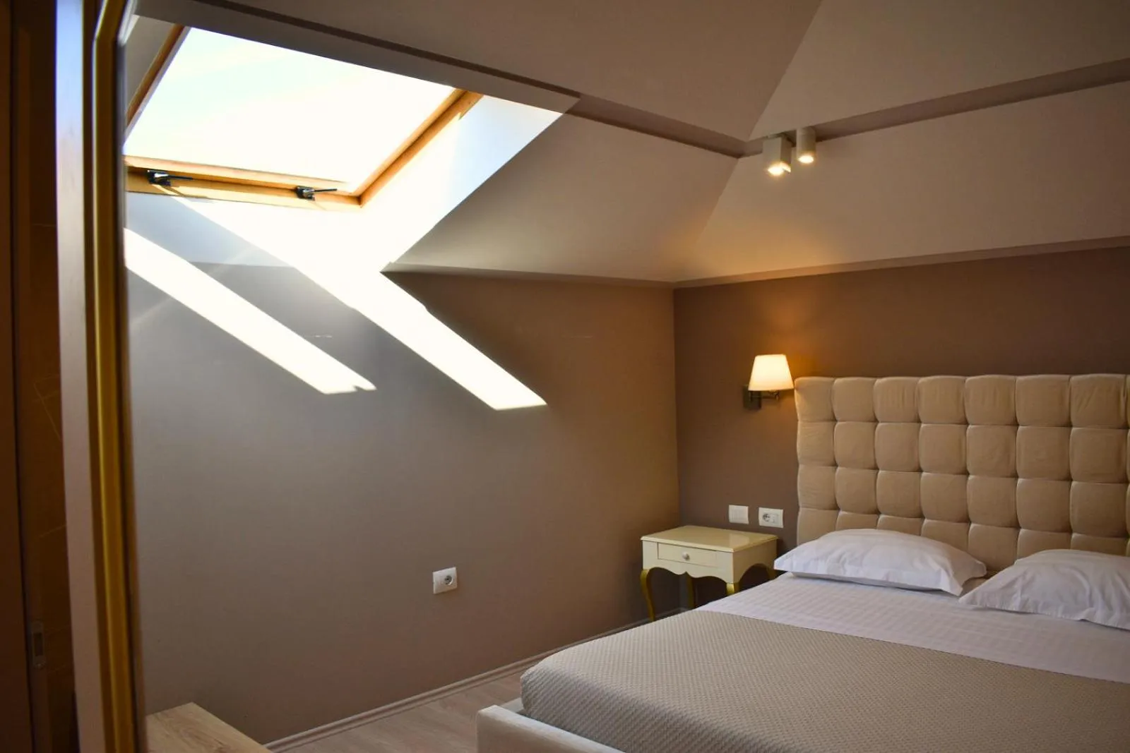 Restaurant/places to eat, Bed in Hotel Rezidenca Desaret