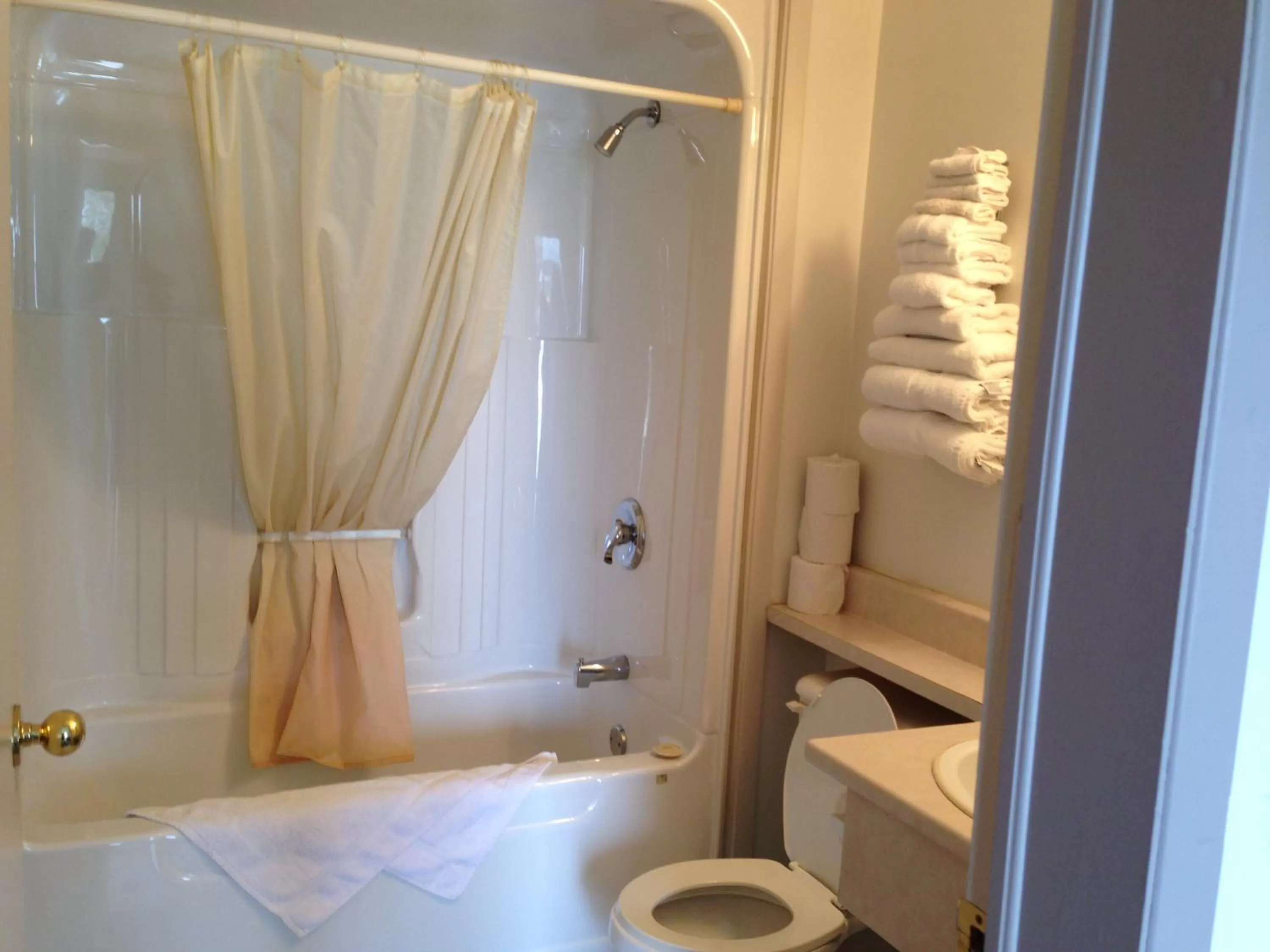 Bathroom in Settler's Inn & Motel