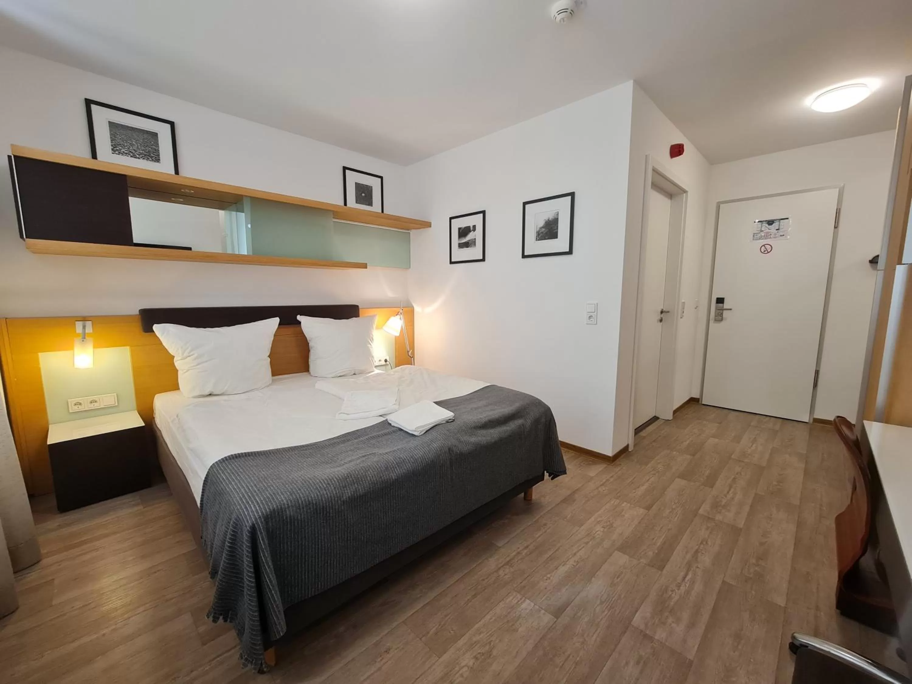 Photo of the whole room, Bed in check-inn hotels - Offenbach