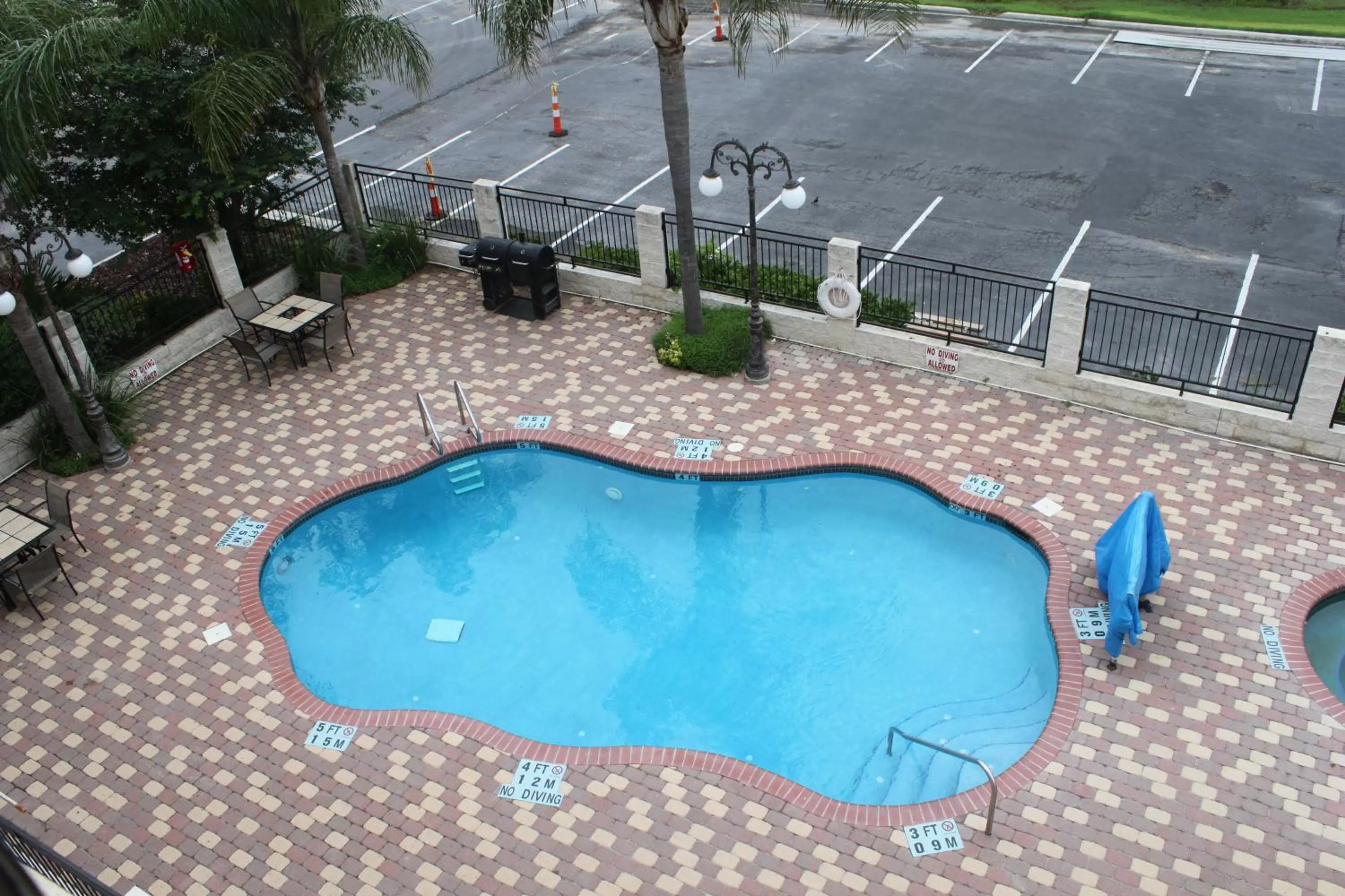 Swimming pool in Holiday Inn Express Hotel and Suites Alice by IHG