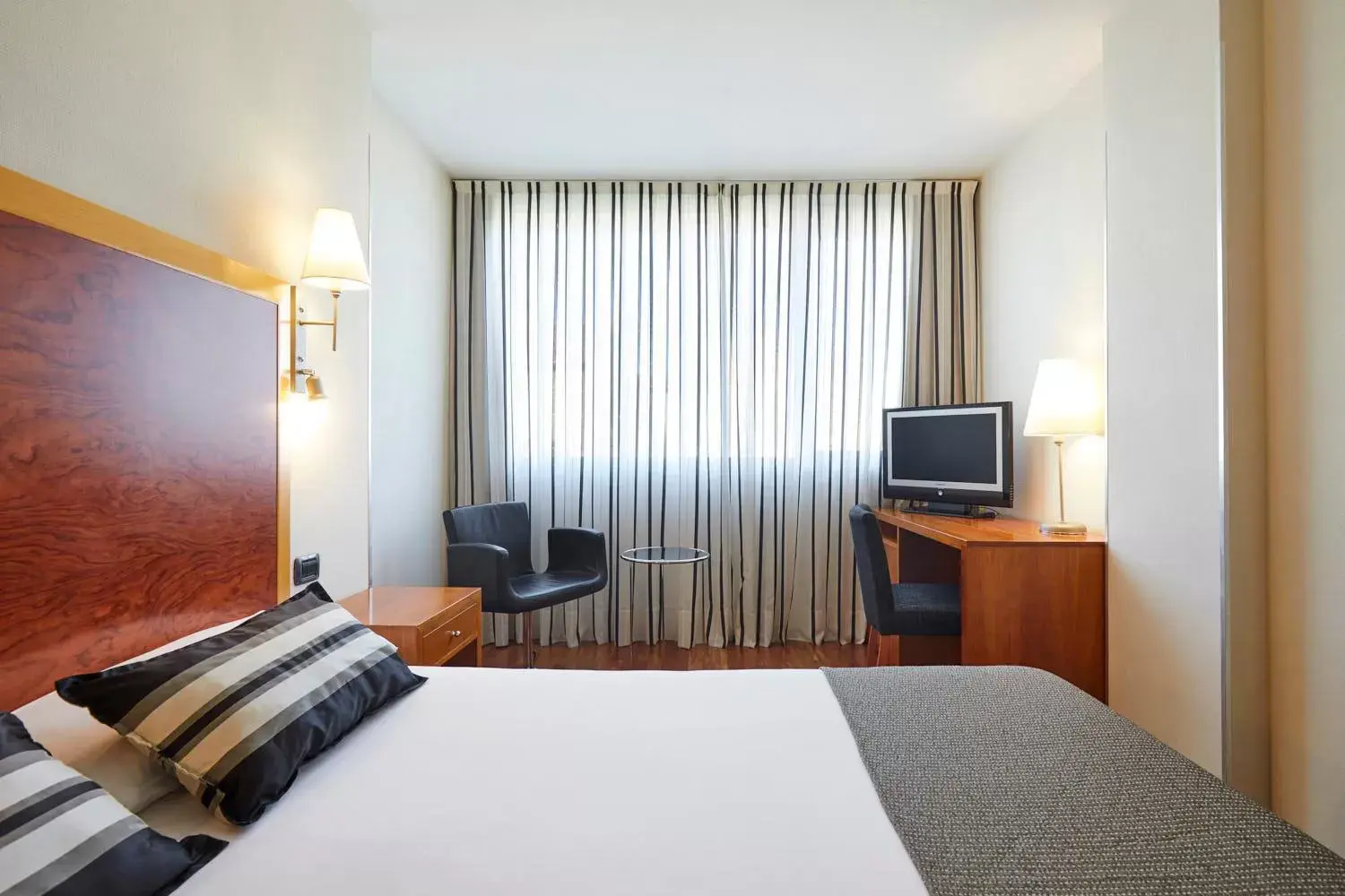 Double Room with Parking in Exe Plaza Delicias Double Room with Parking in Exe Plaza Delicias