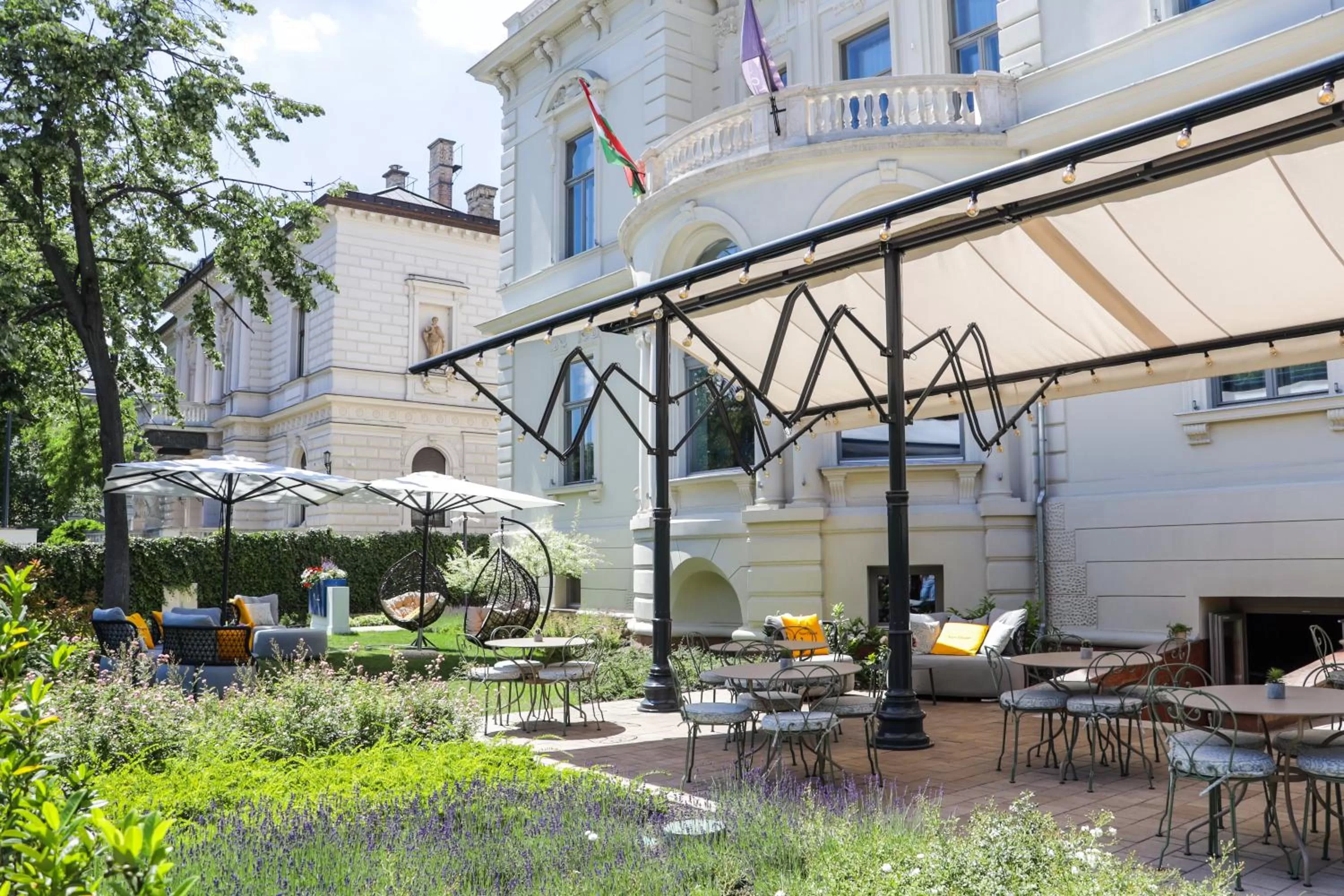 Restaurant/places to eat in Alice Hotel