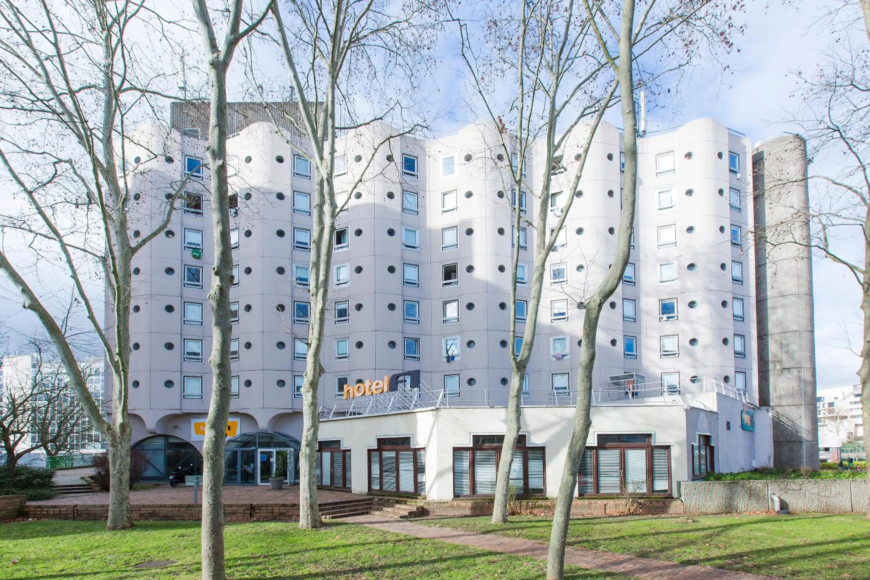 Property building in hotelF1 Cergy