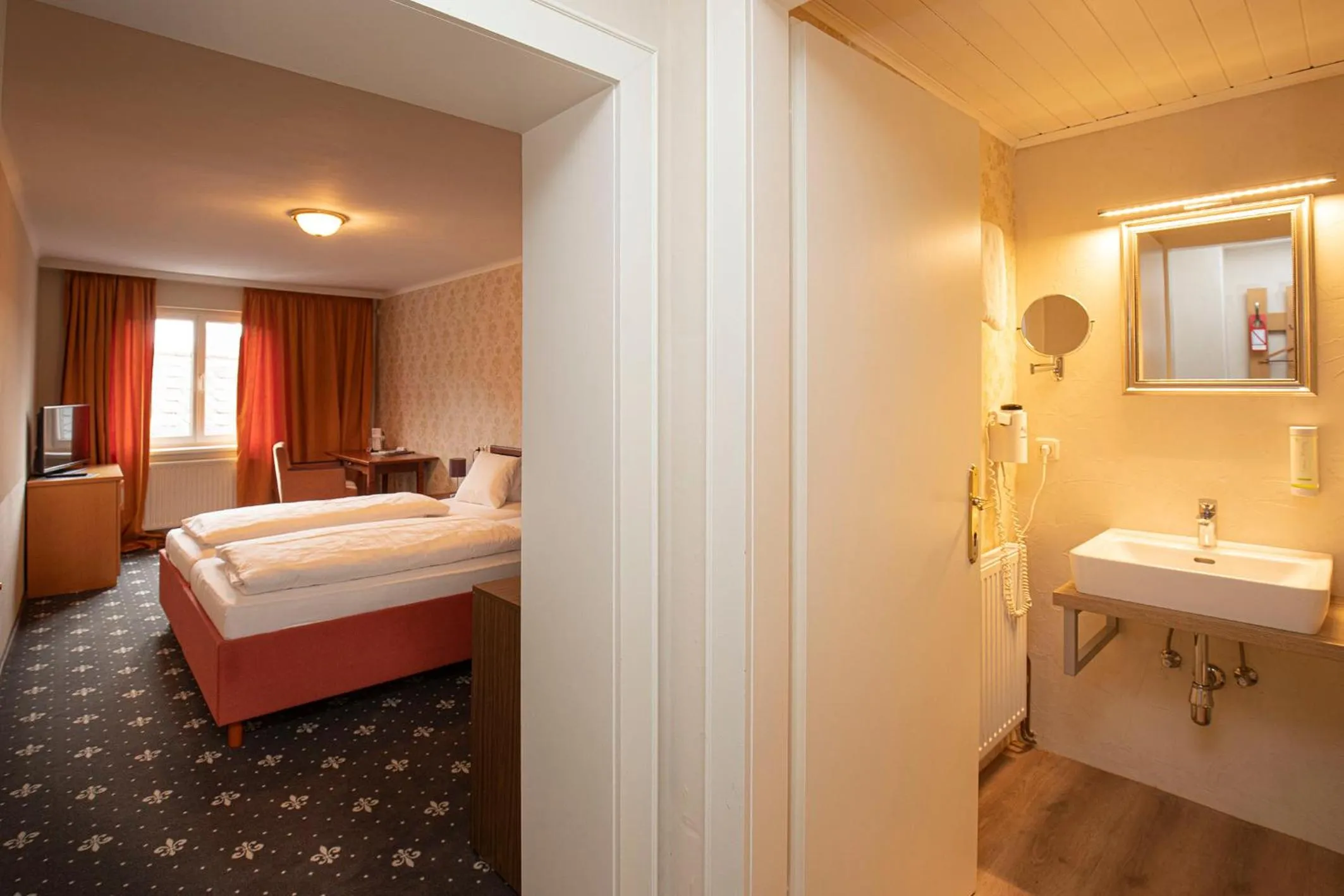 Bed in Keramikhotel Goldener Brunnen