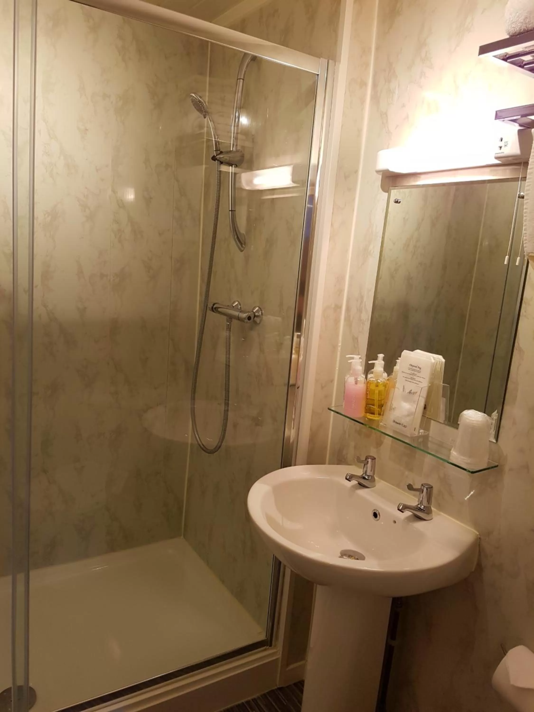 Shower in The Clovelly