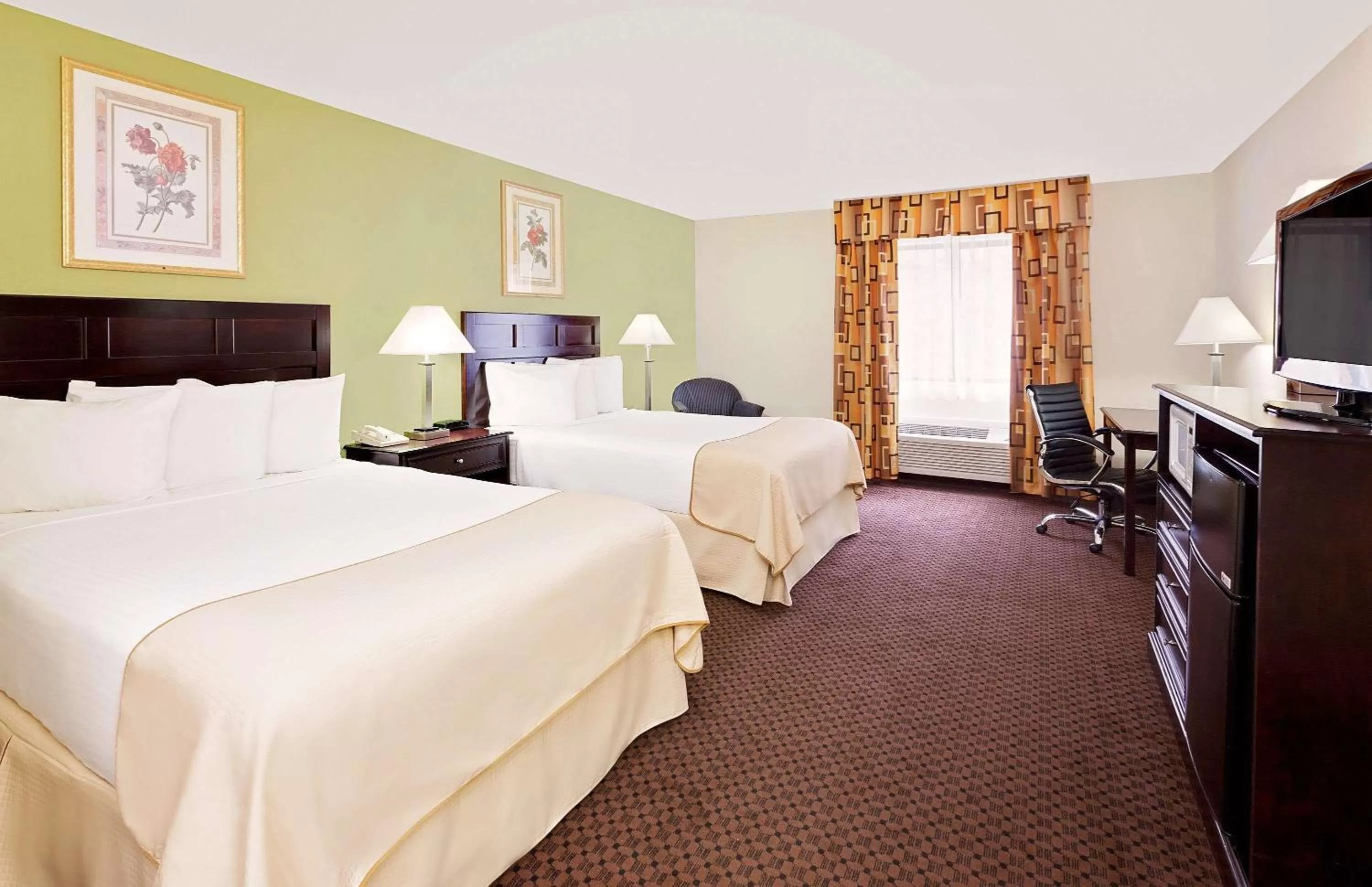 Photo of the whole room, Bed in Baymont by Wyndham Battle Creek Downtown