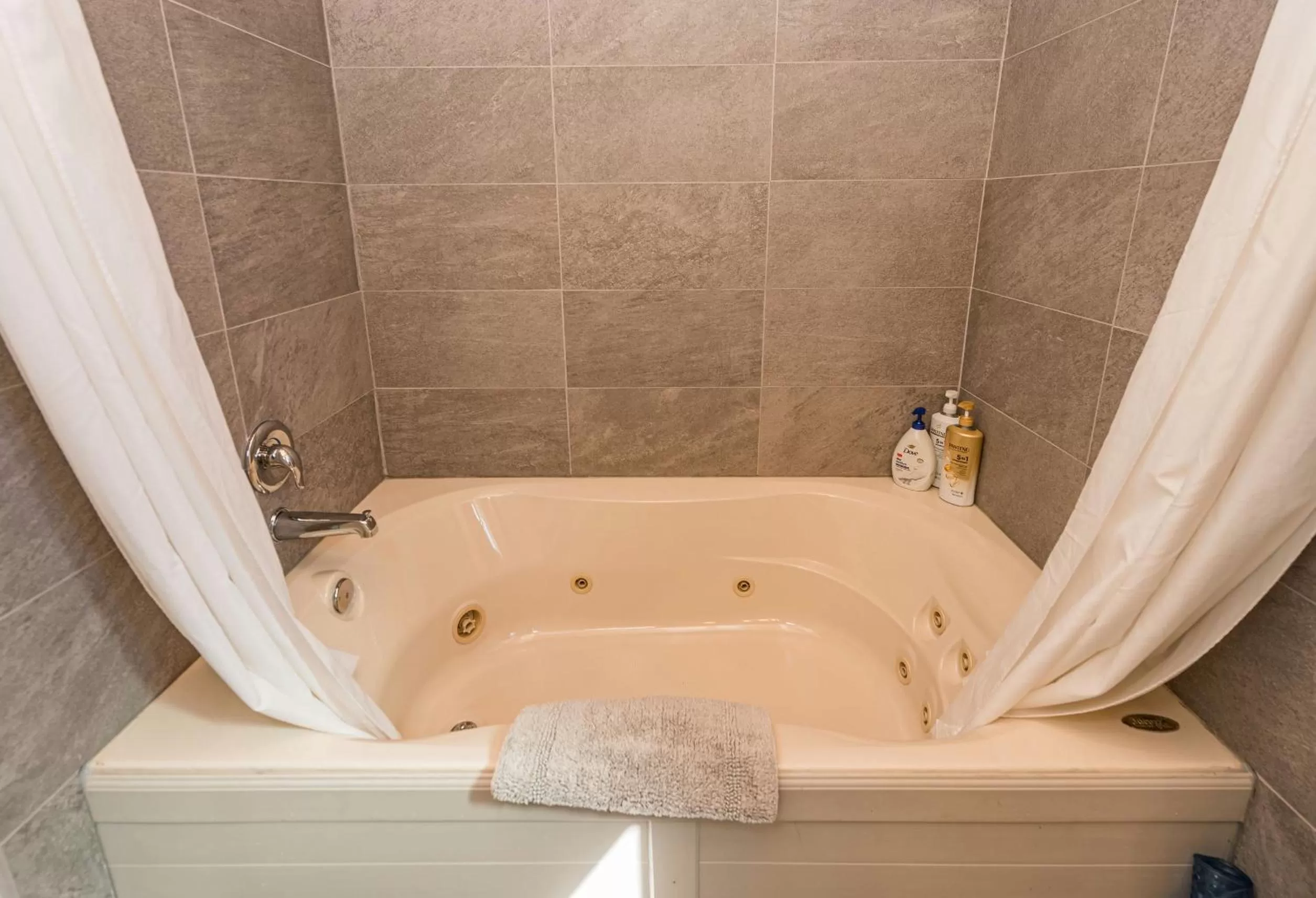 Bath in Juan de Fuca Waterfront Hotel & Cottages