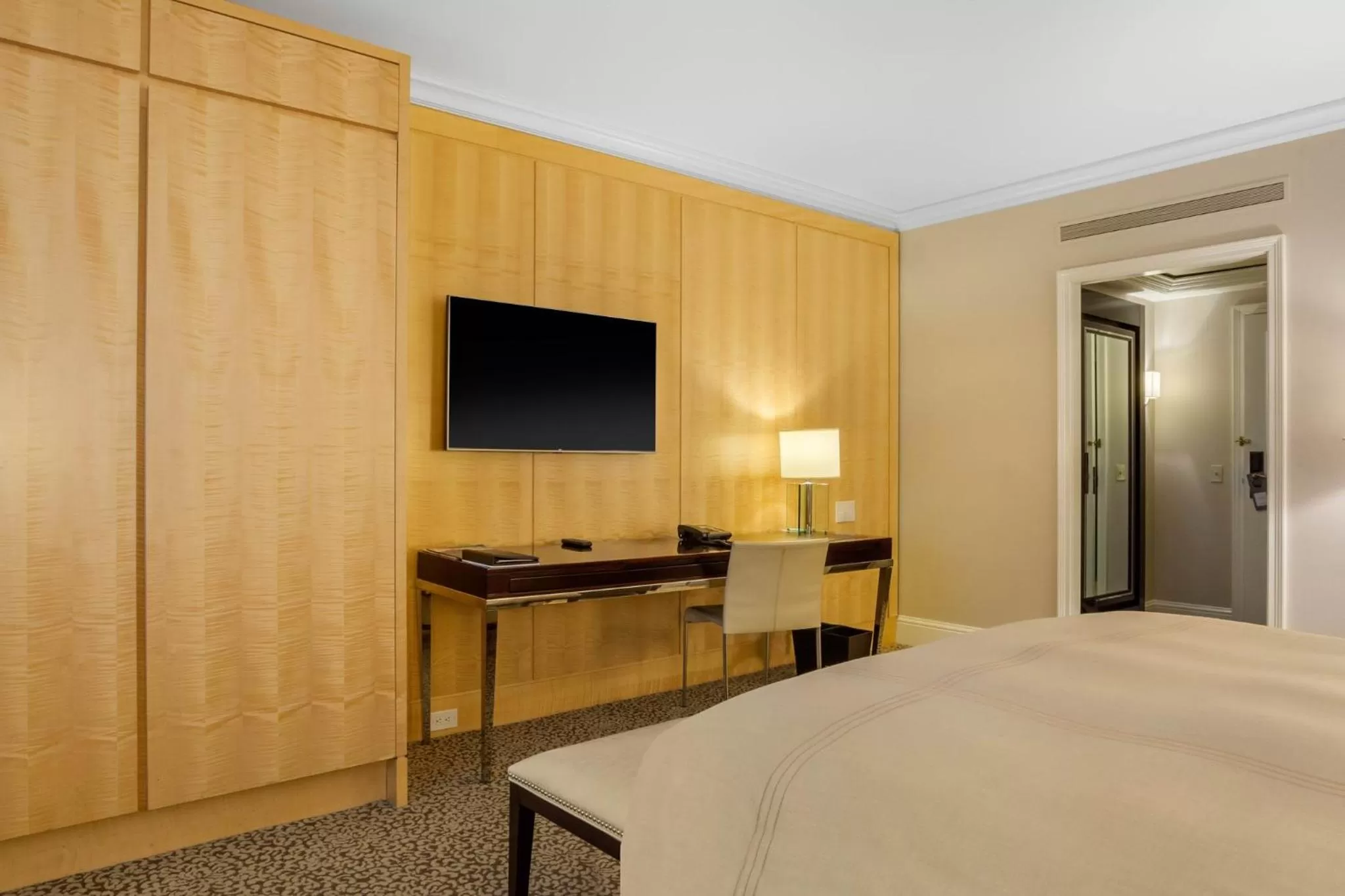 Facade/entrance, Bed in Omni Berkshire Place