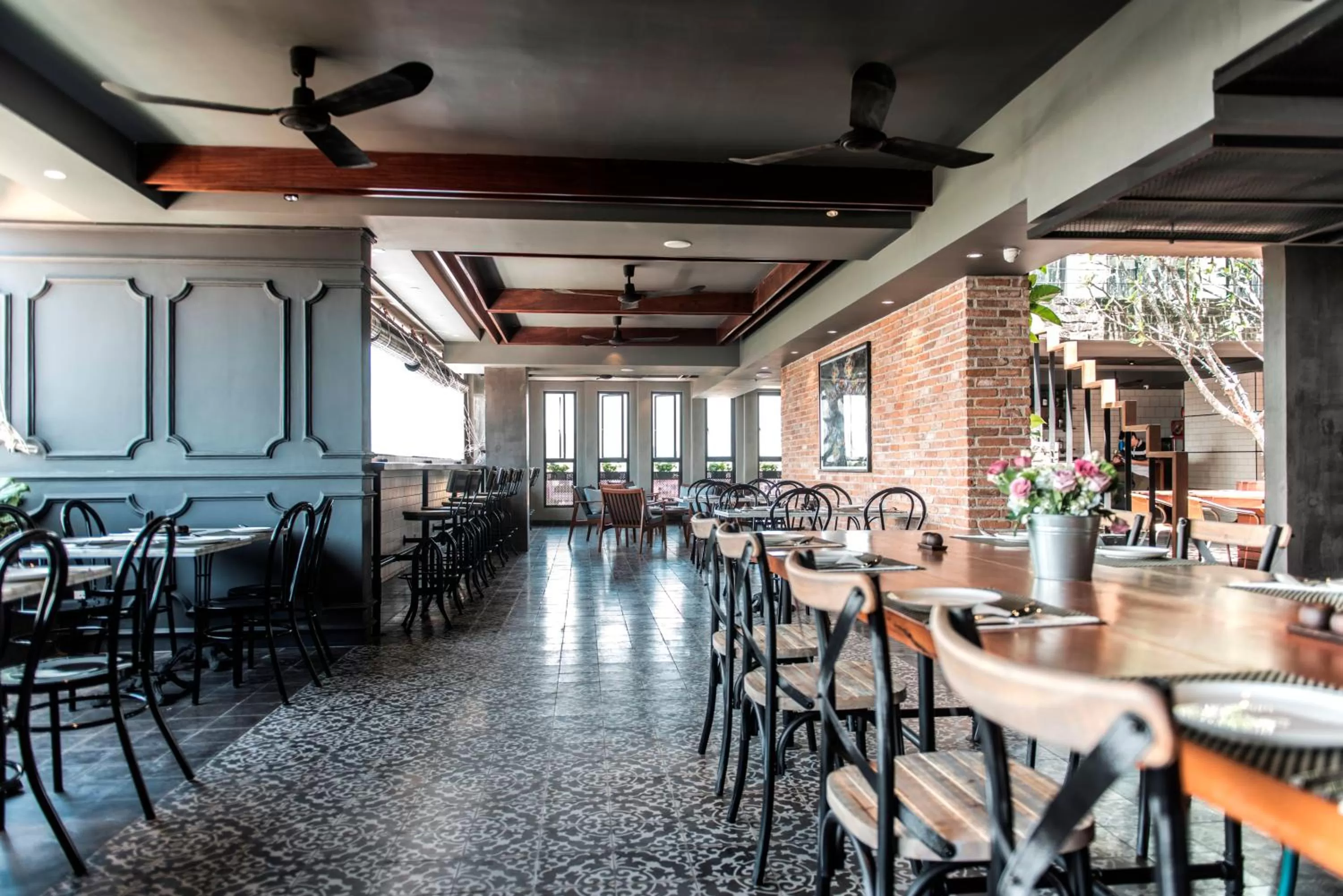 Restaurant/places to eat in Aquarius Hotel and Urban Resort