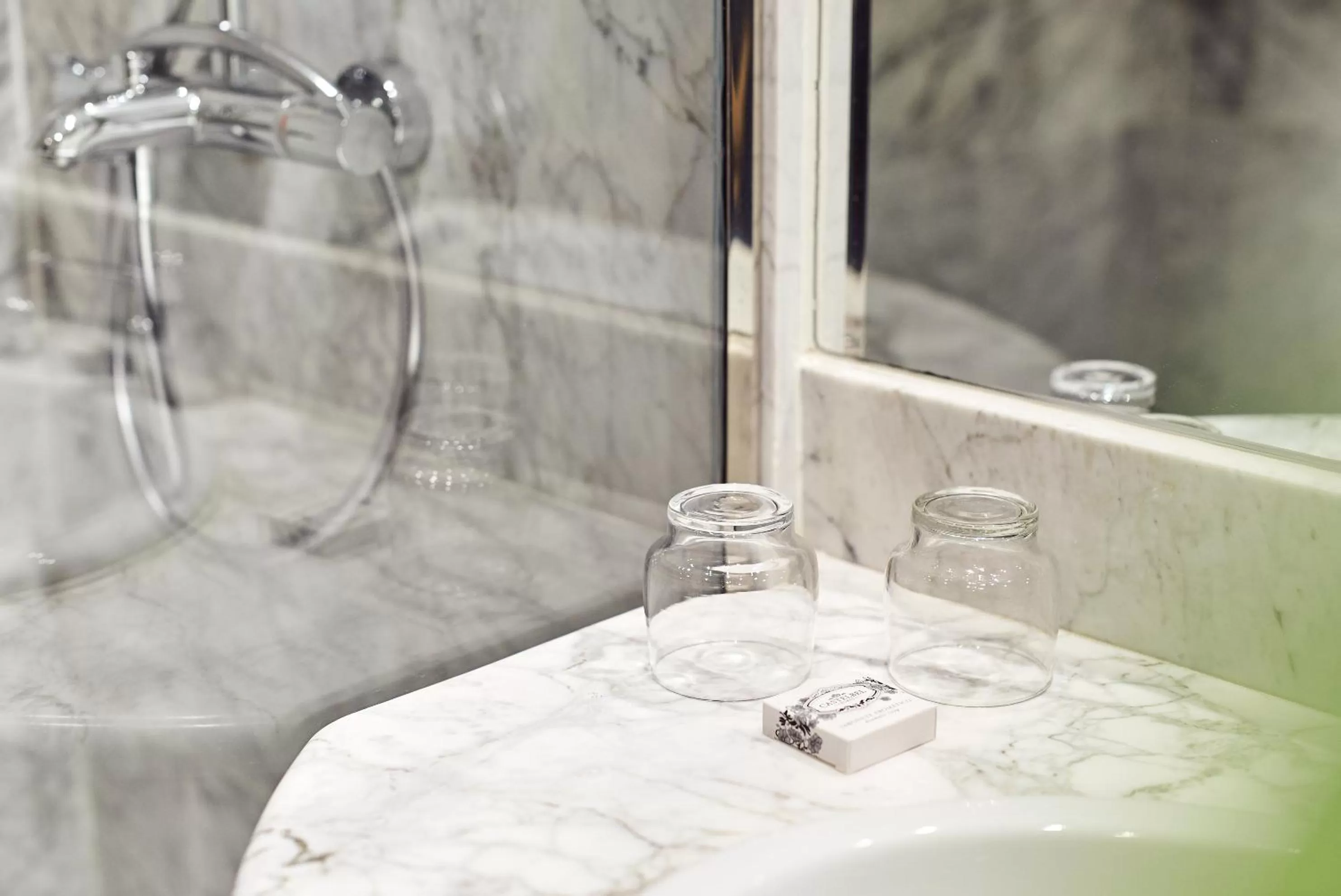 Bathroom in Occidental León Alfonso V