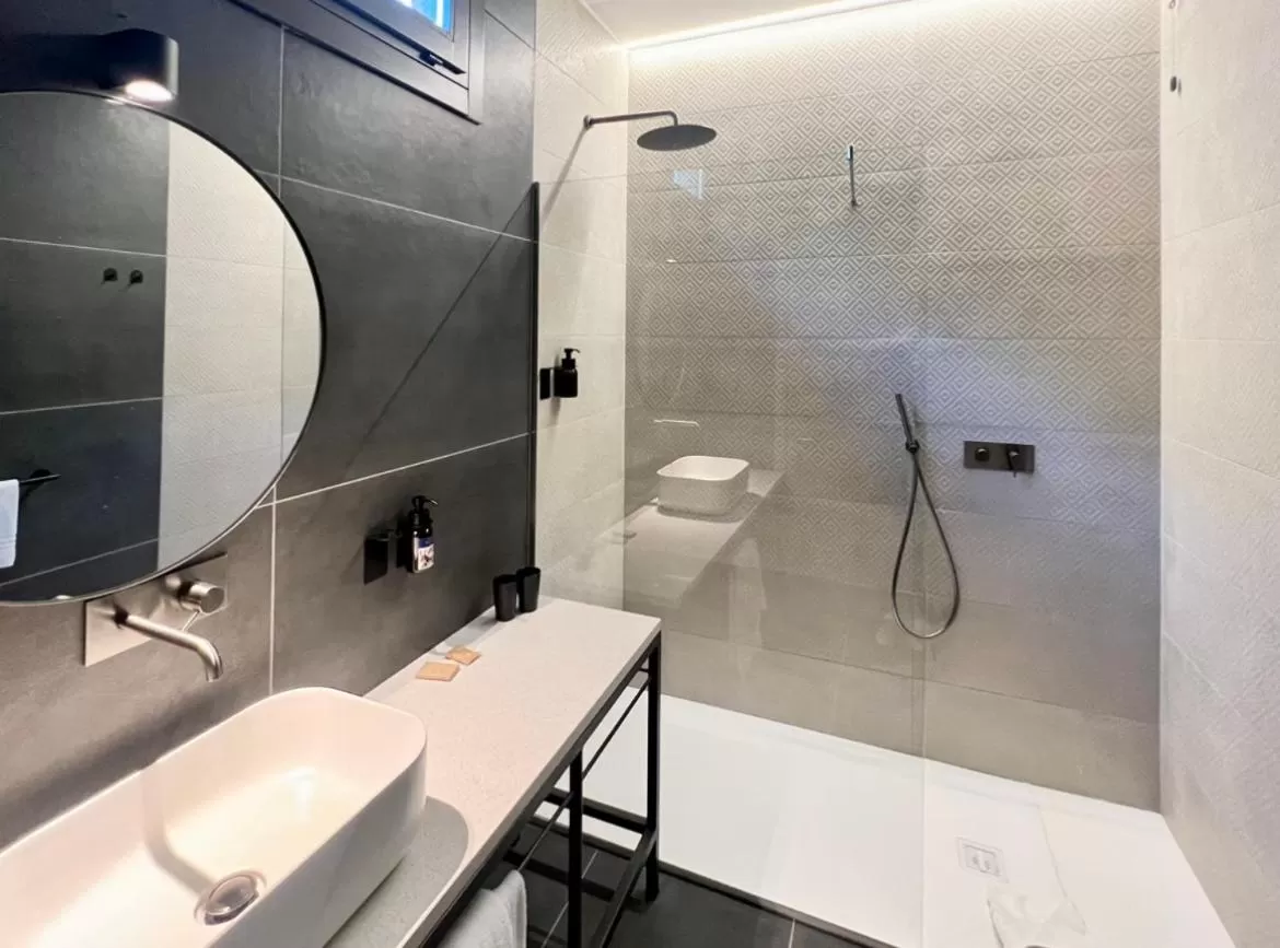 Shower in Tramas Hotel & Spa