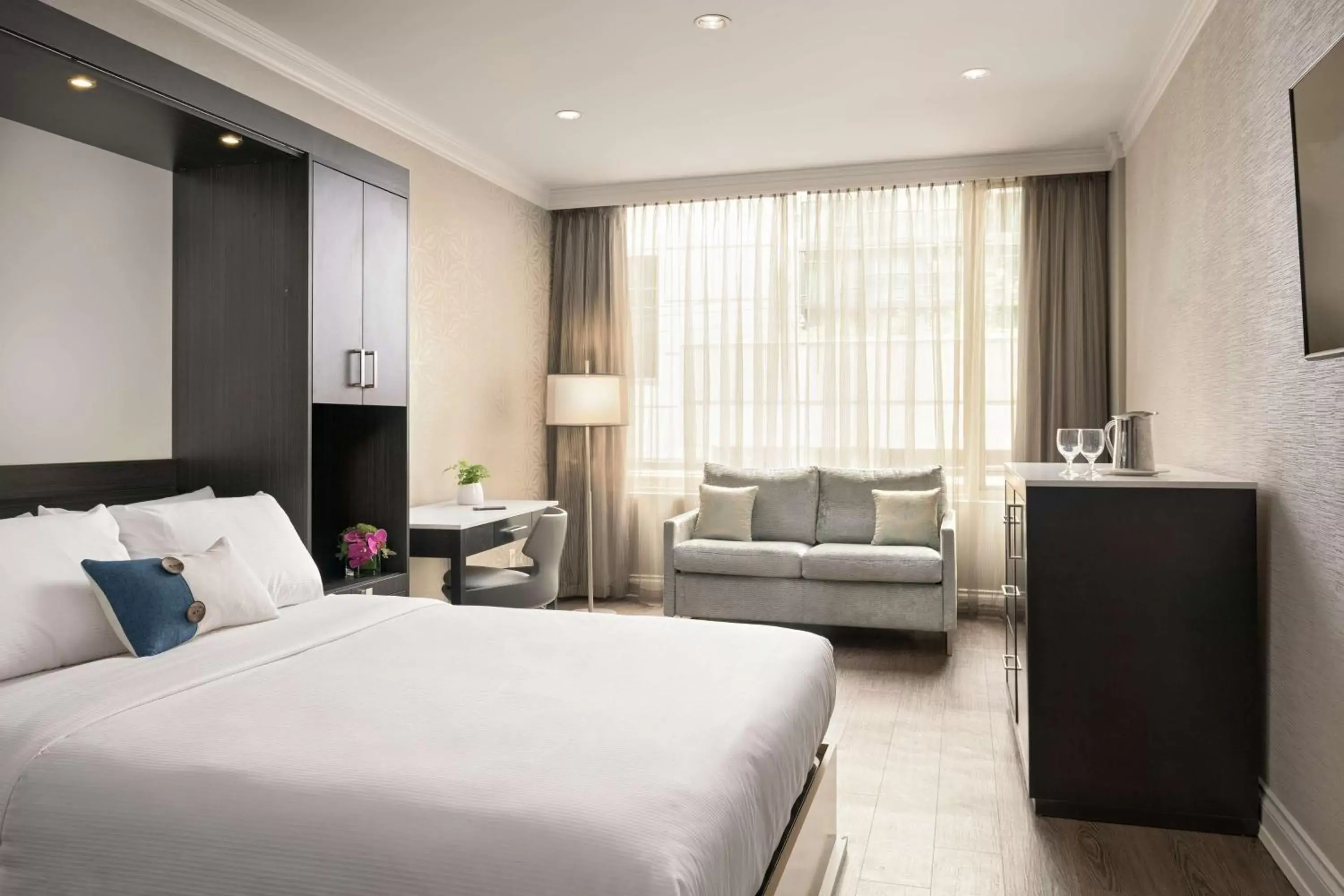 Queen Room with Roll In Shower - Disability Access/Non-Smoking in Georgian Court Hotel, WorldHotels Elite Queen Room with Roll In Shower - Disability Access/Non-Smoking in Georgian Court Hotel, WorldHotels Elite