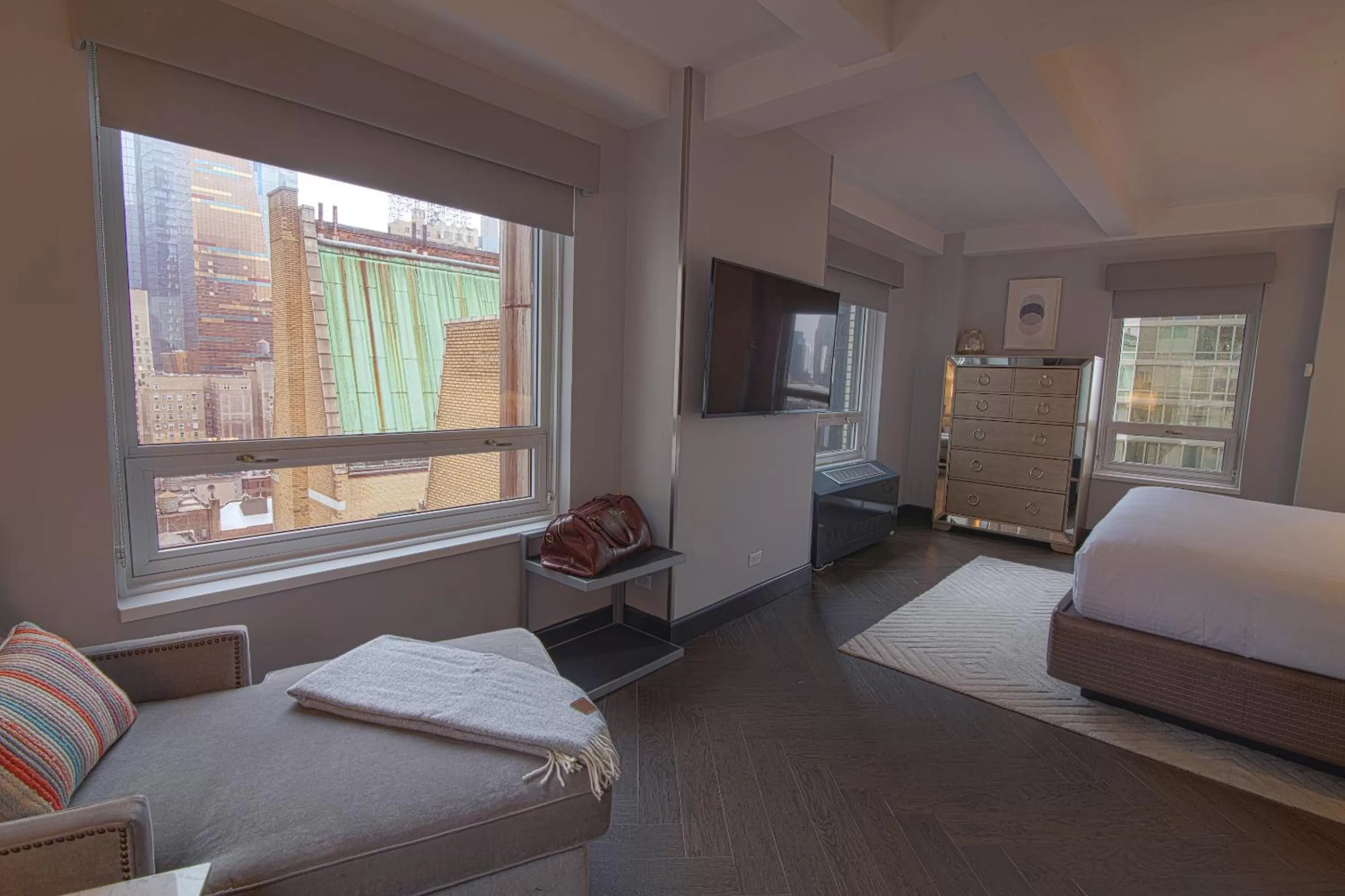 Seating area, Bed in Hotel Edison Times Square