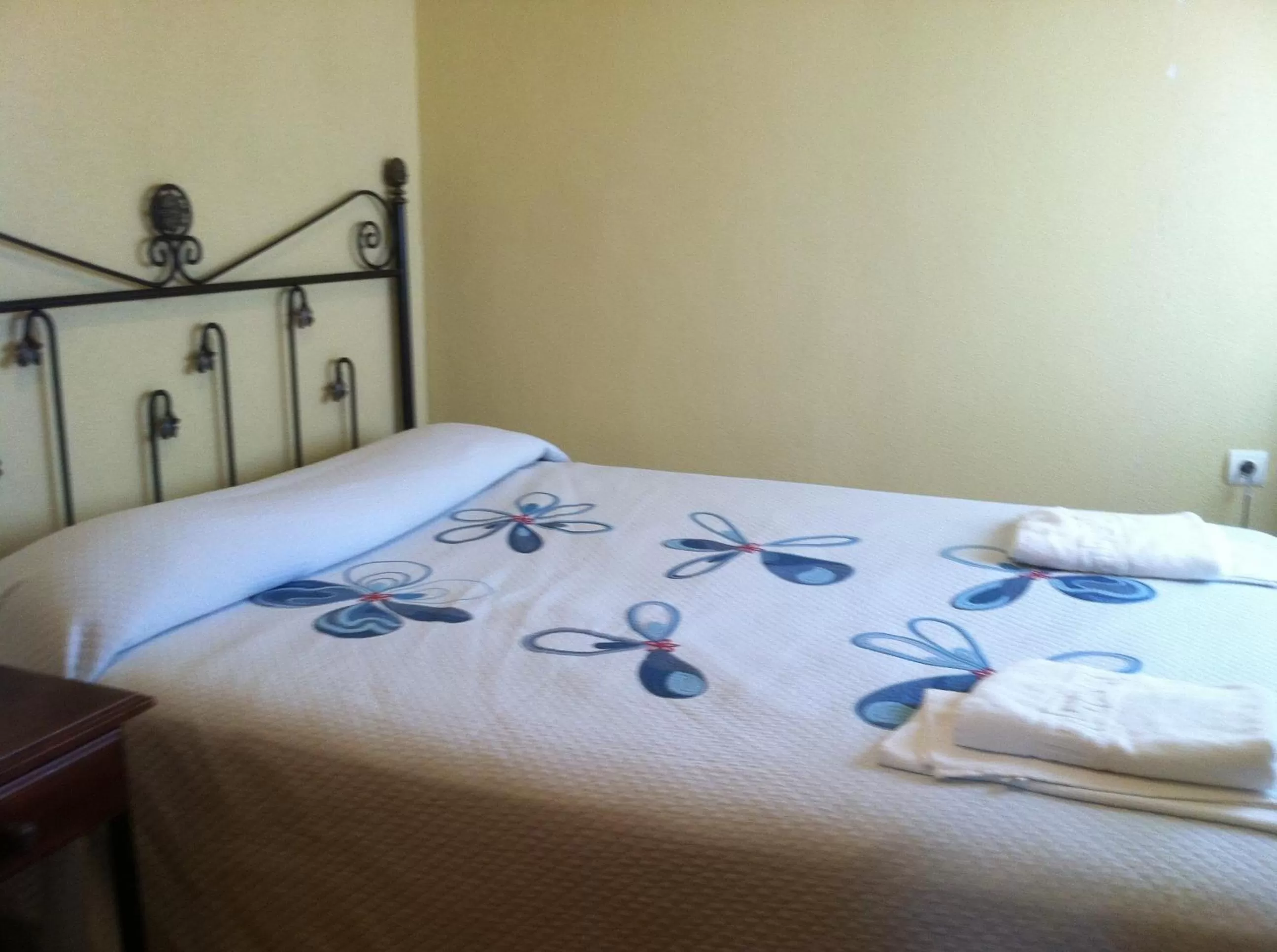 Photo of the whole room, Bed in Hotel Mesón del Moro