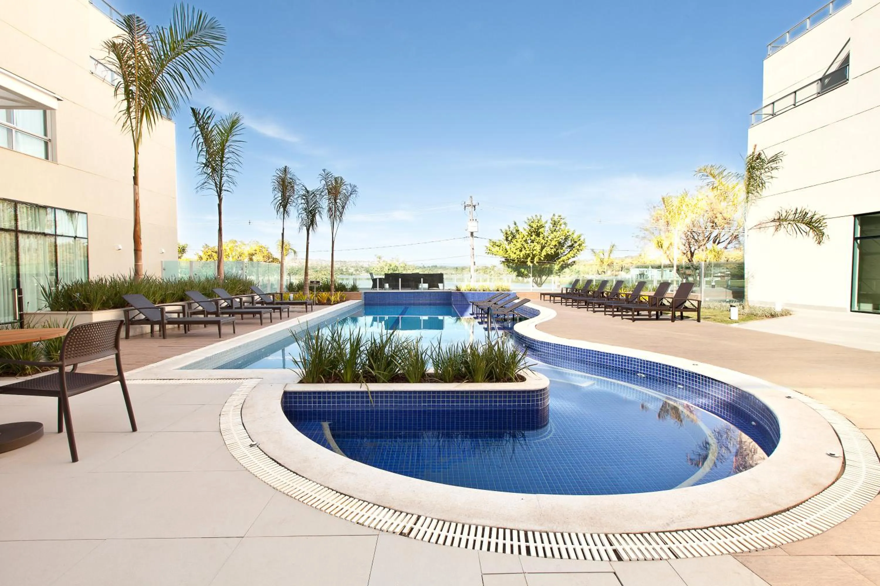 Swimming Pool in eSuites Spa Lagoa Santa