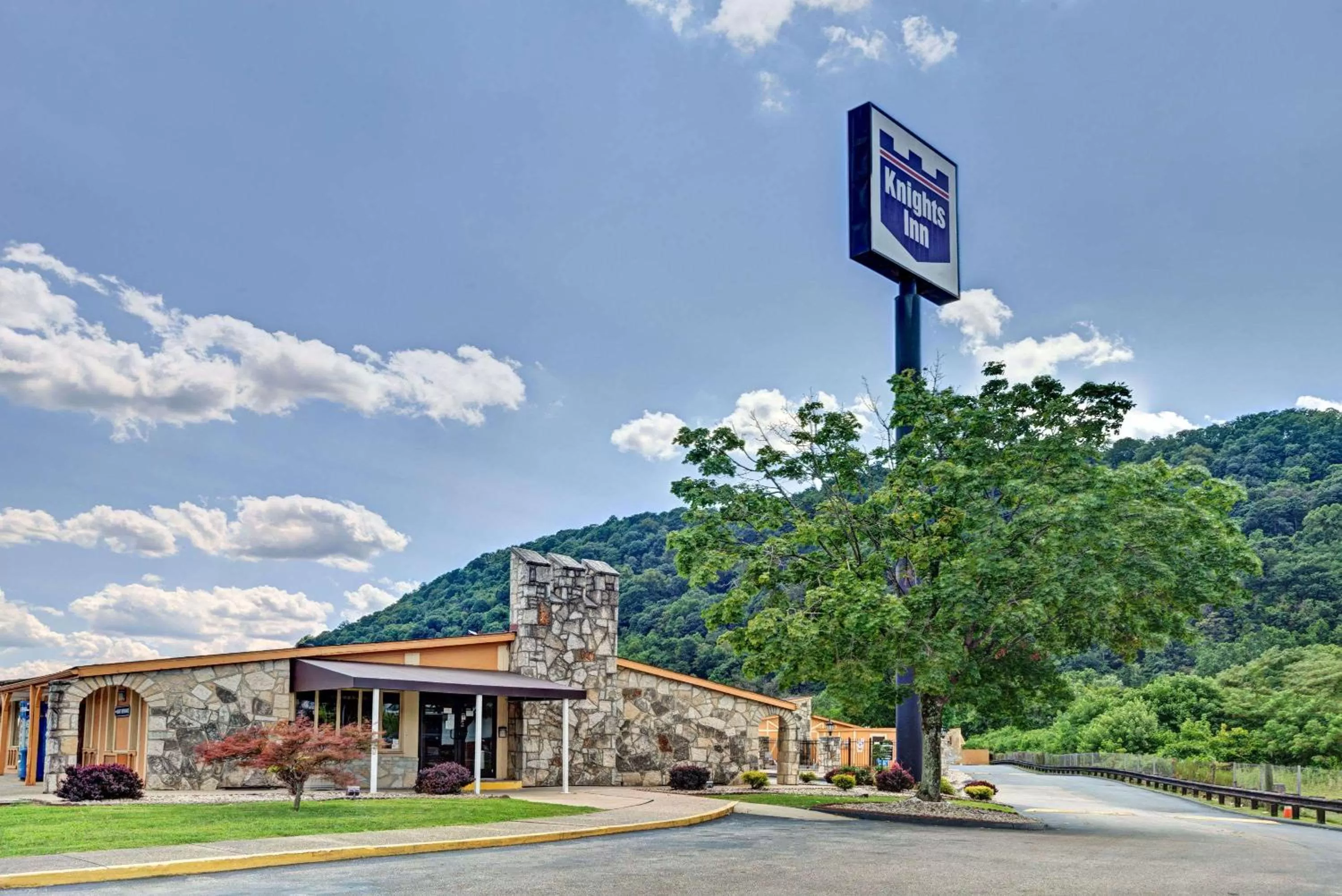 Photo of the whole room in Knights Inn Charleston West Virginia