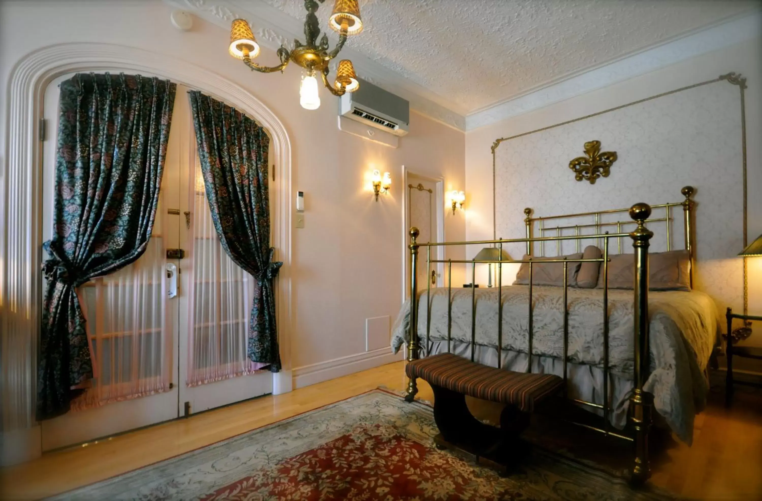 Queen Room in Hotel Cap Diamant Queen Room in Hotel Cap Diamant