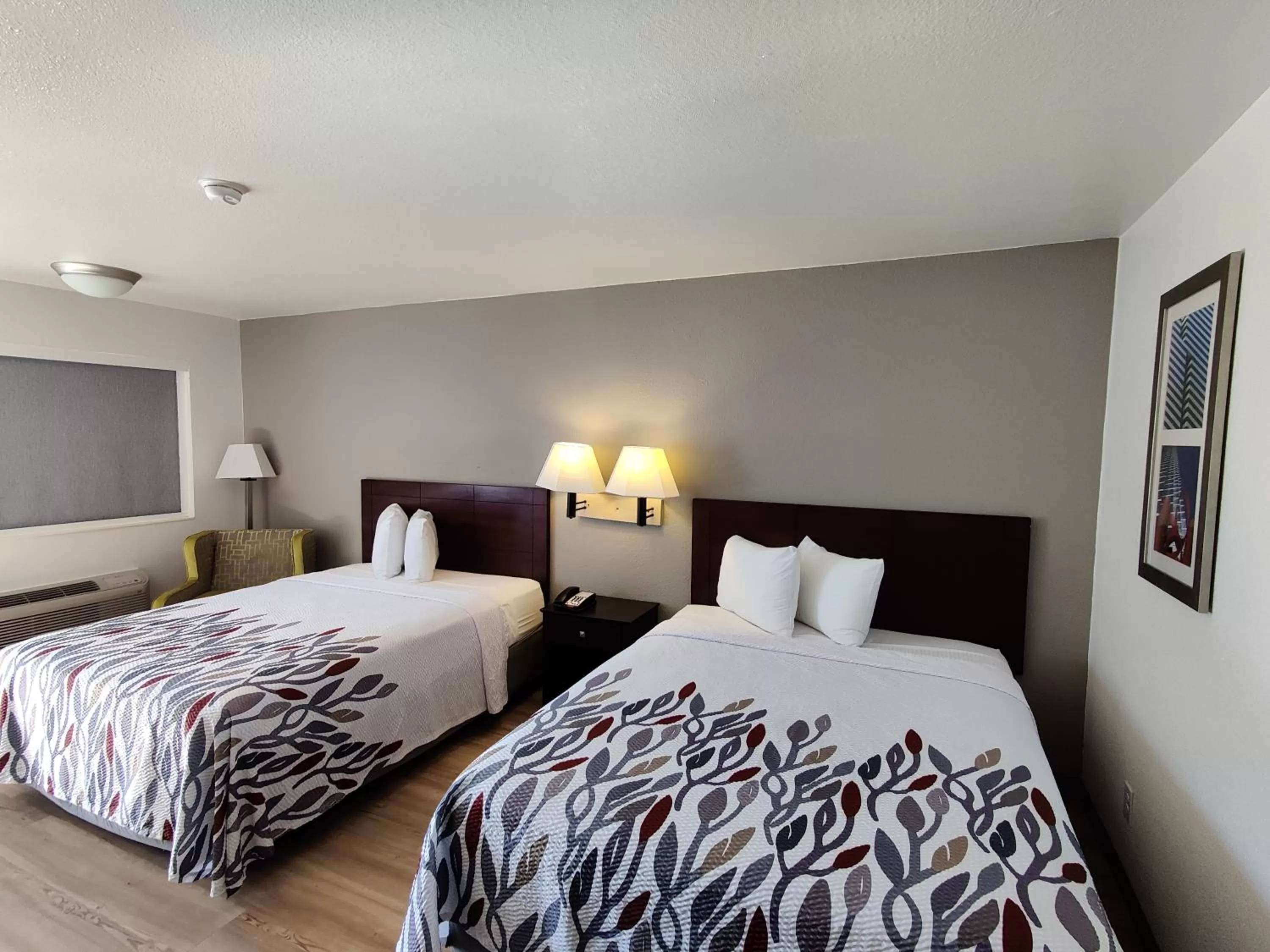 Bed in Red Roof Inn Houston - Jersey Village