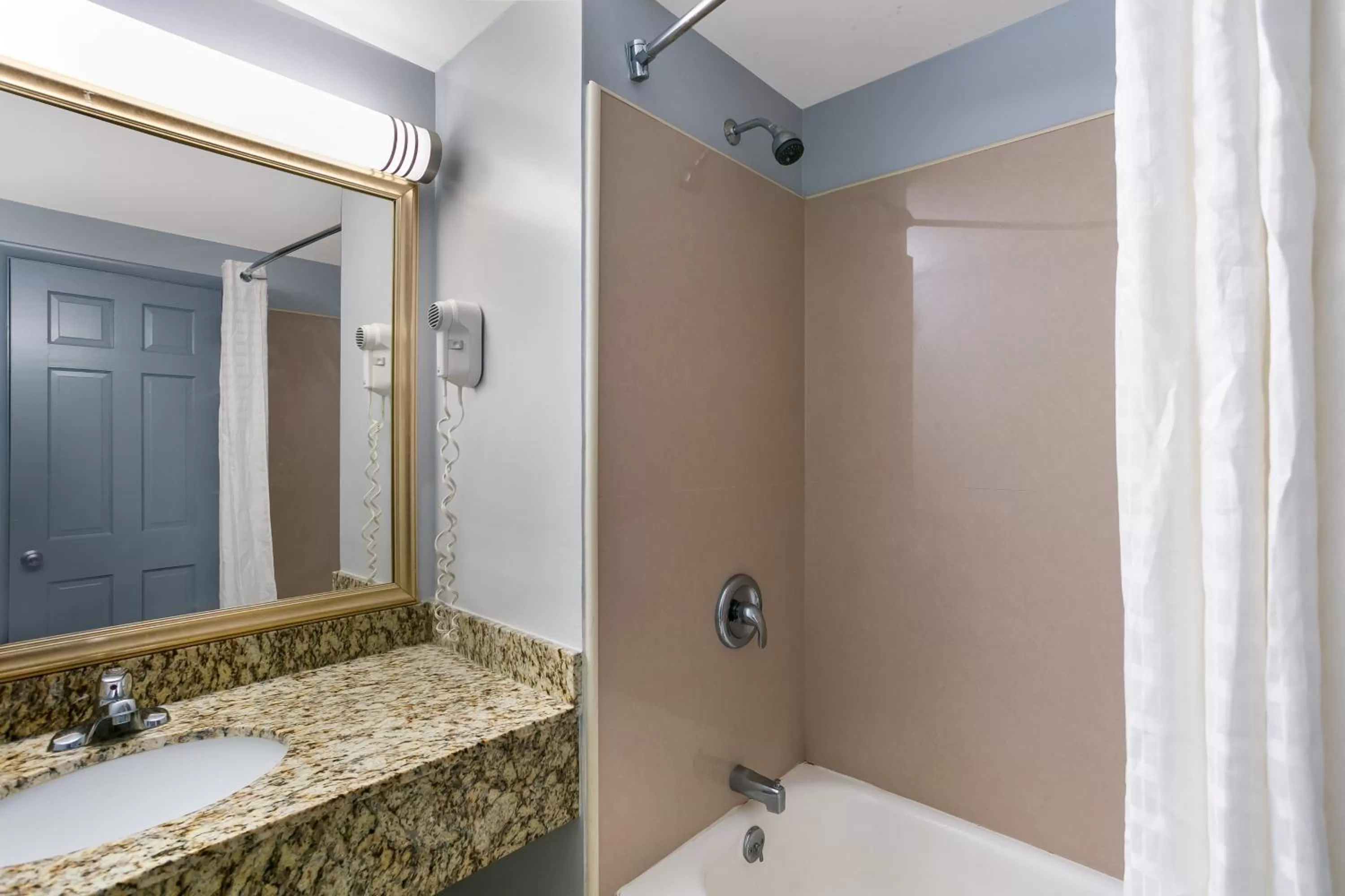 Photo of the whole room in HomeTowne Studios by Red Roof Denver, PA