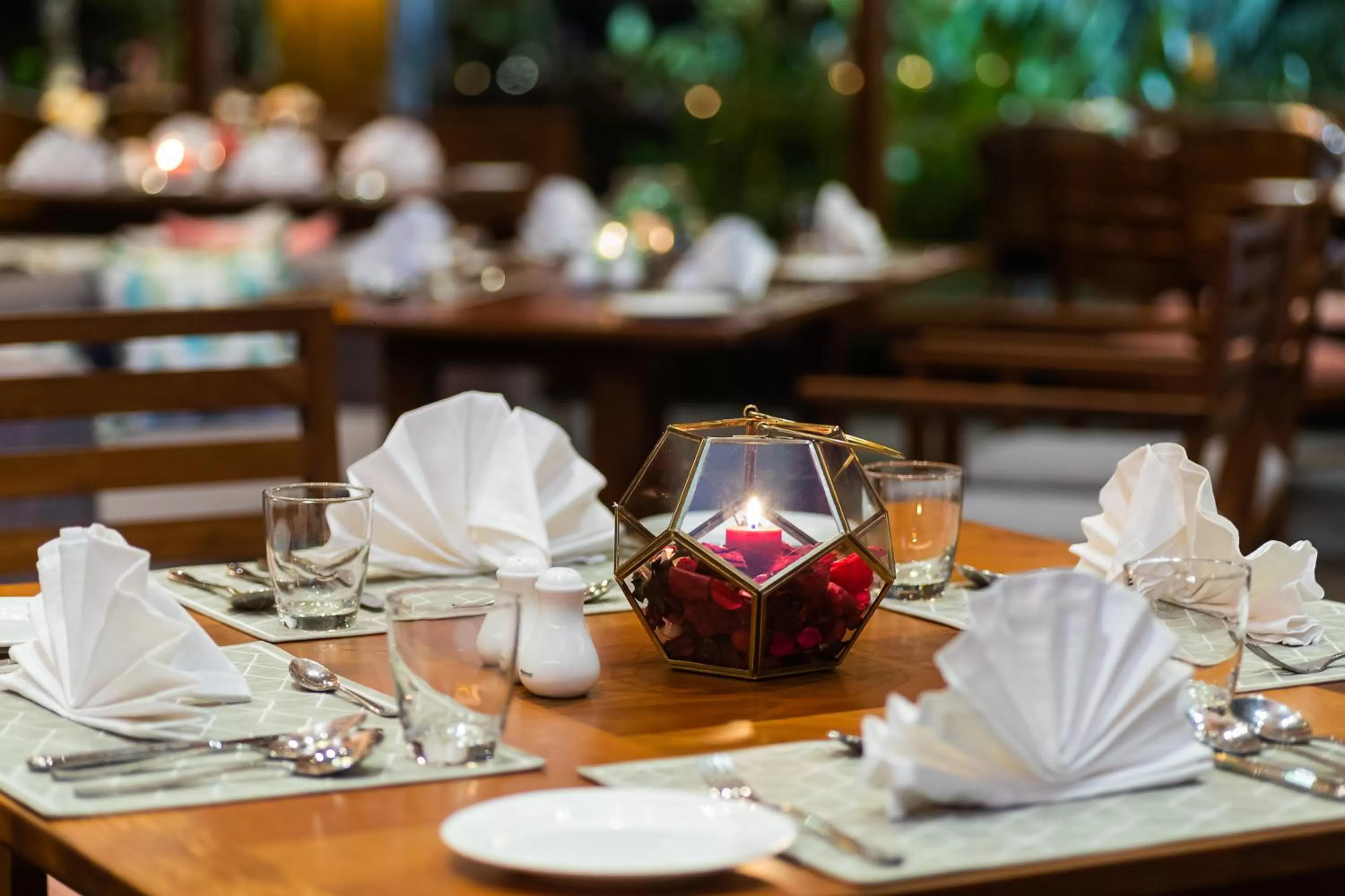 Restaurant/places to eat in Denissons Beach Resort, formerly Gamyam Retreat