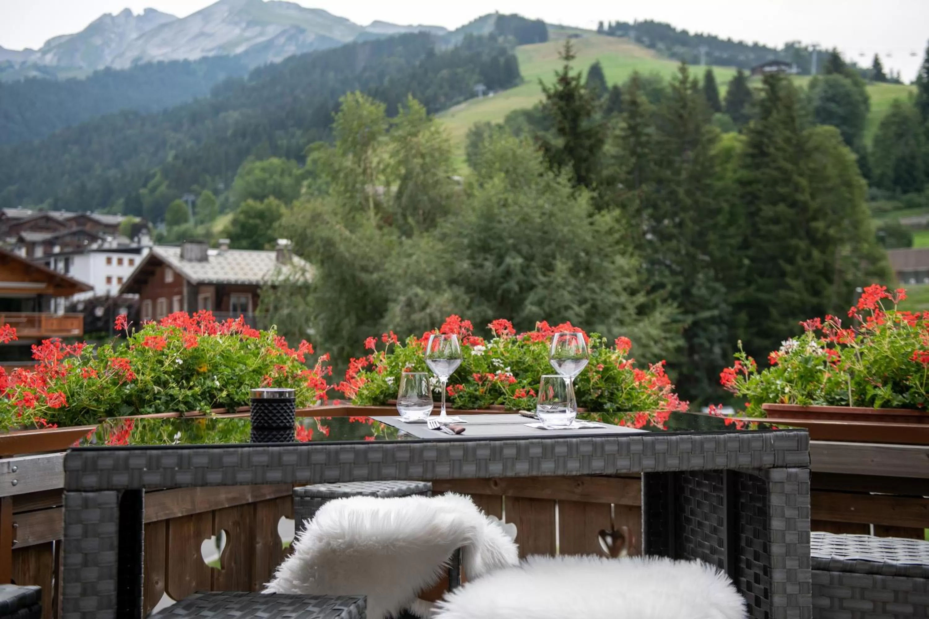Patio, Mountain View in Hotel La Montagne