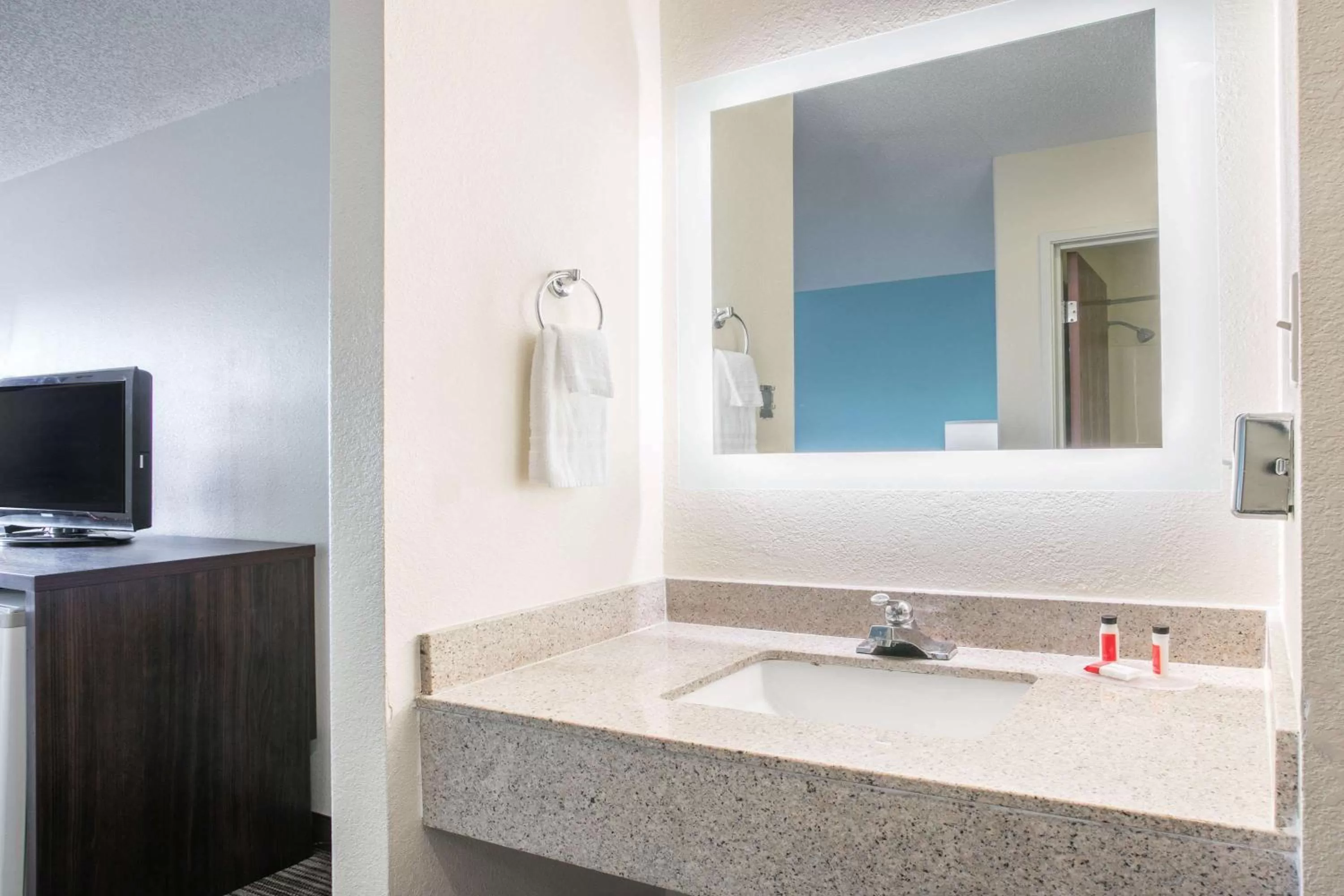 Bathroom in Howard Johnson by Wyndham Scott Lafayette