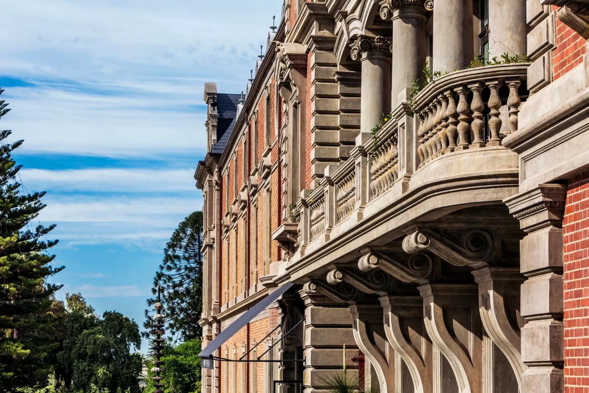 Property building in COMO The Treasury