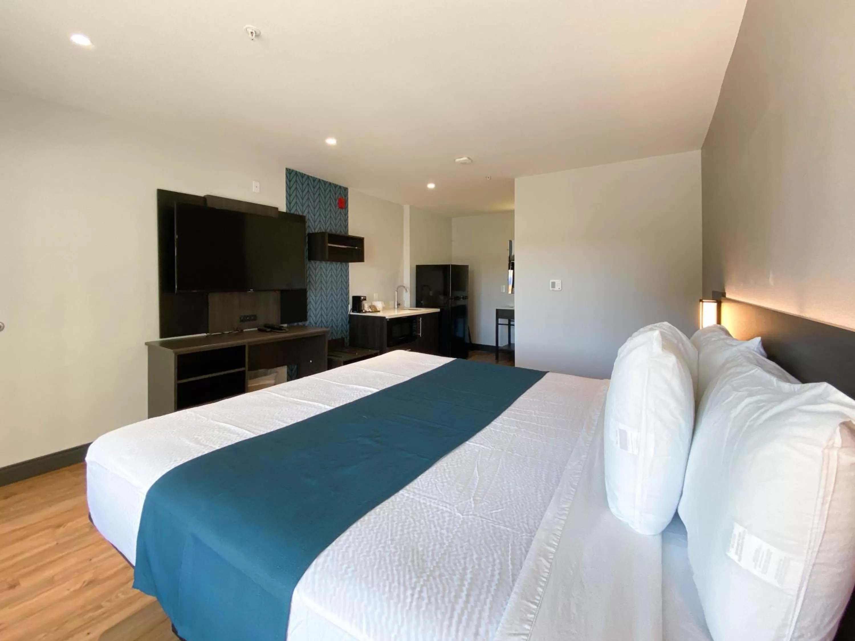 Bed in Studio 6 Suites Stockton, CA Waterfront