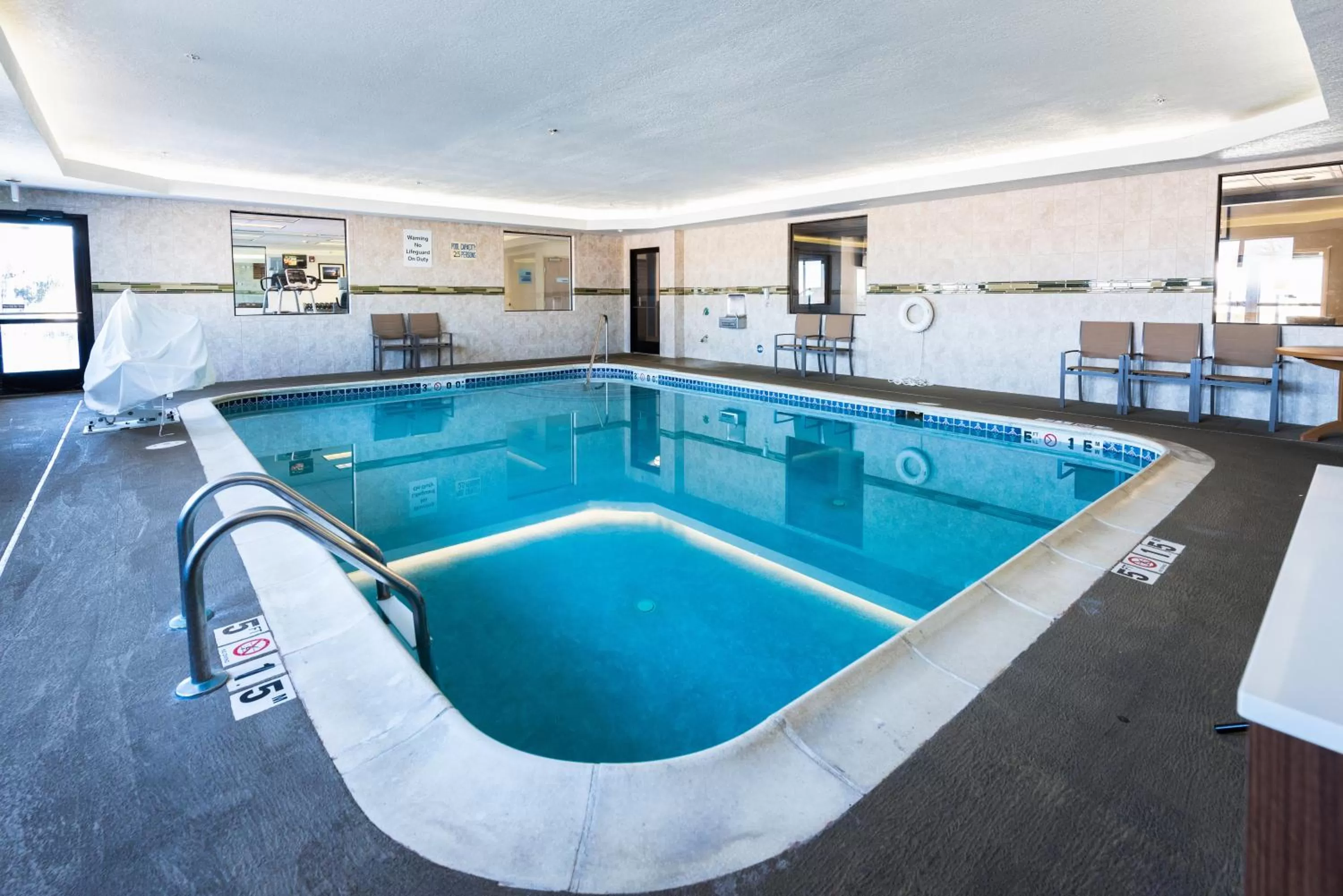 Swimming pool in Country Inn & Suites by Radisson, South Haven, MI