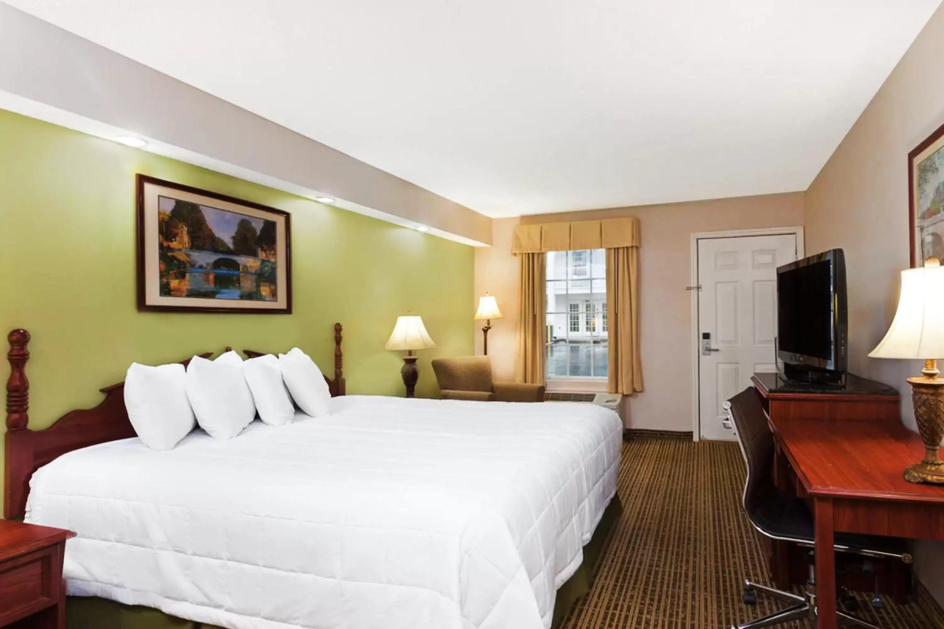 Photo of the whole room, Bed in Baymont by Wyndham Tullahoma