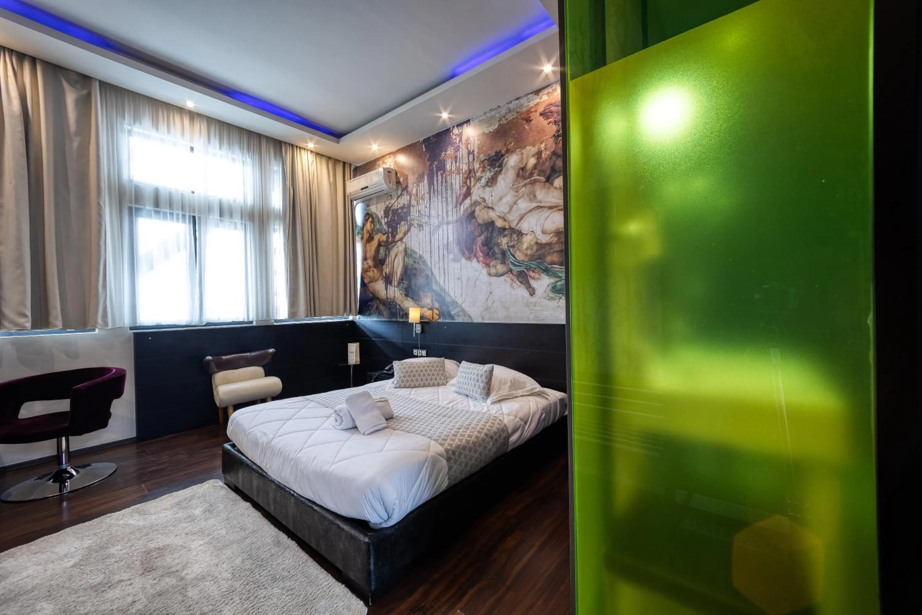 Photo of the whole room, Bed in Gallery Art Hotel