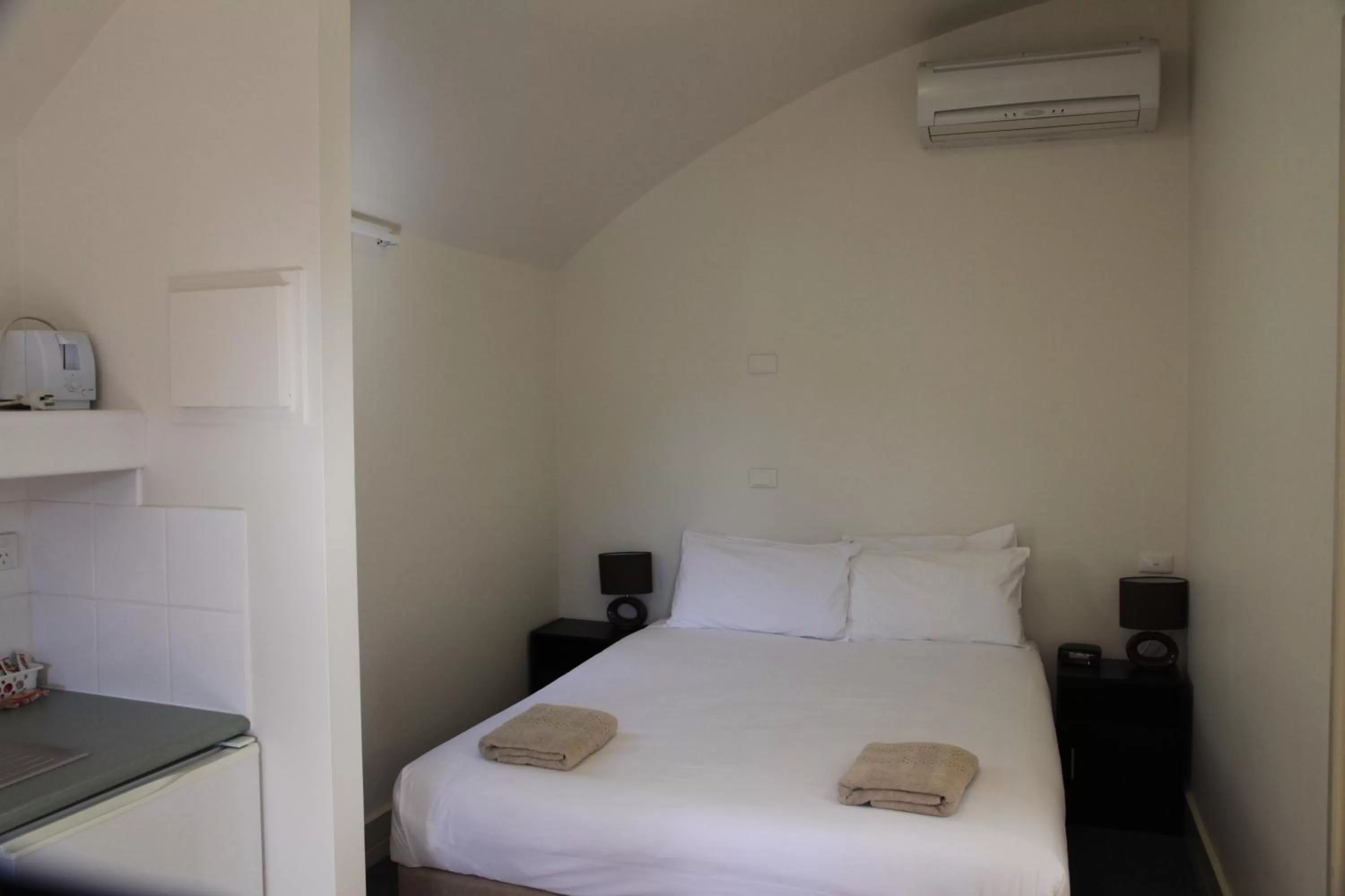 Budget Twin Cabin in Travellers Motor Village