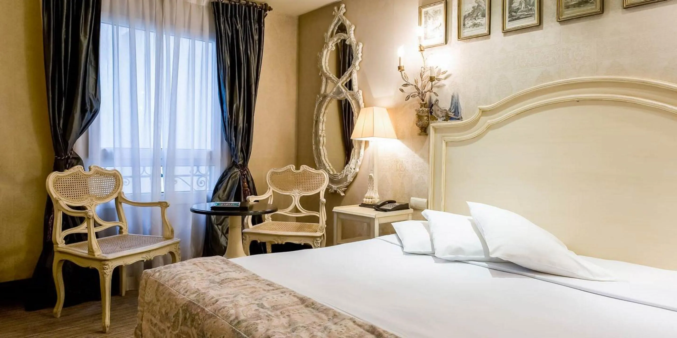 Bedroom, Bed in Hôtel Chateaubriand