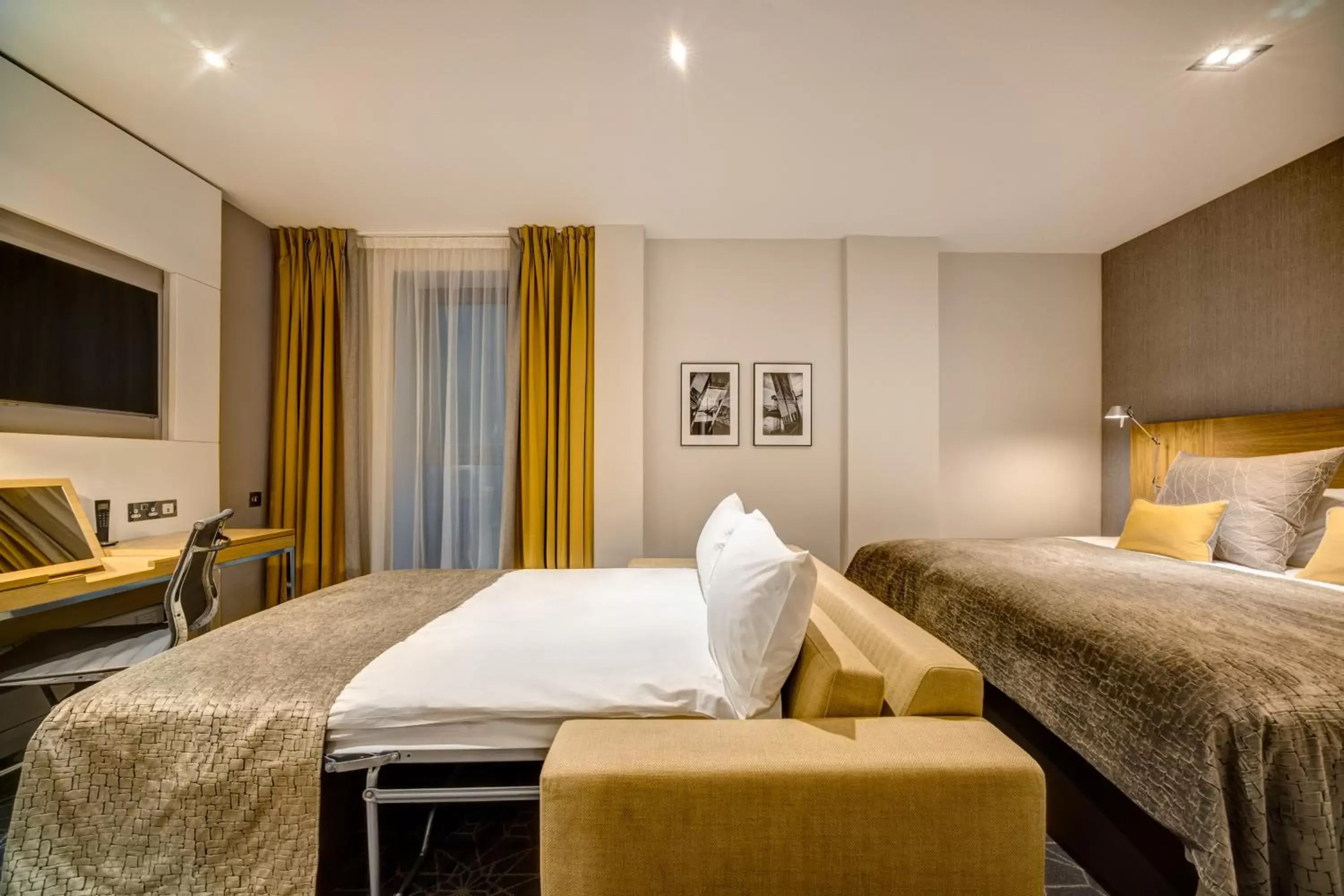 Family Room (2 Adults + 2 Children) in Apex City of Glasgow Hotel Family Room (2 Adults + 2 Children) in Apex City of Glasgow Hotel