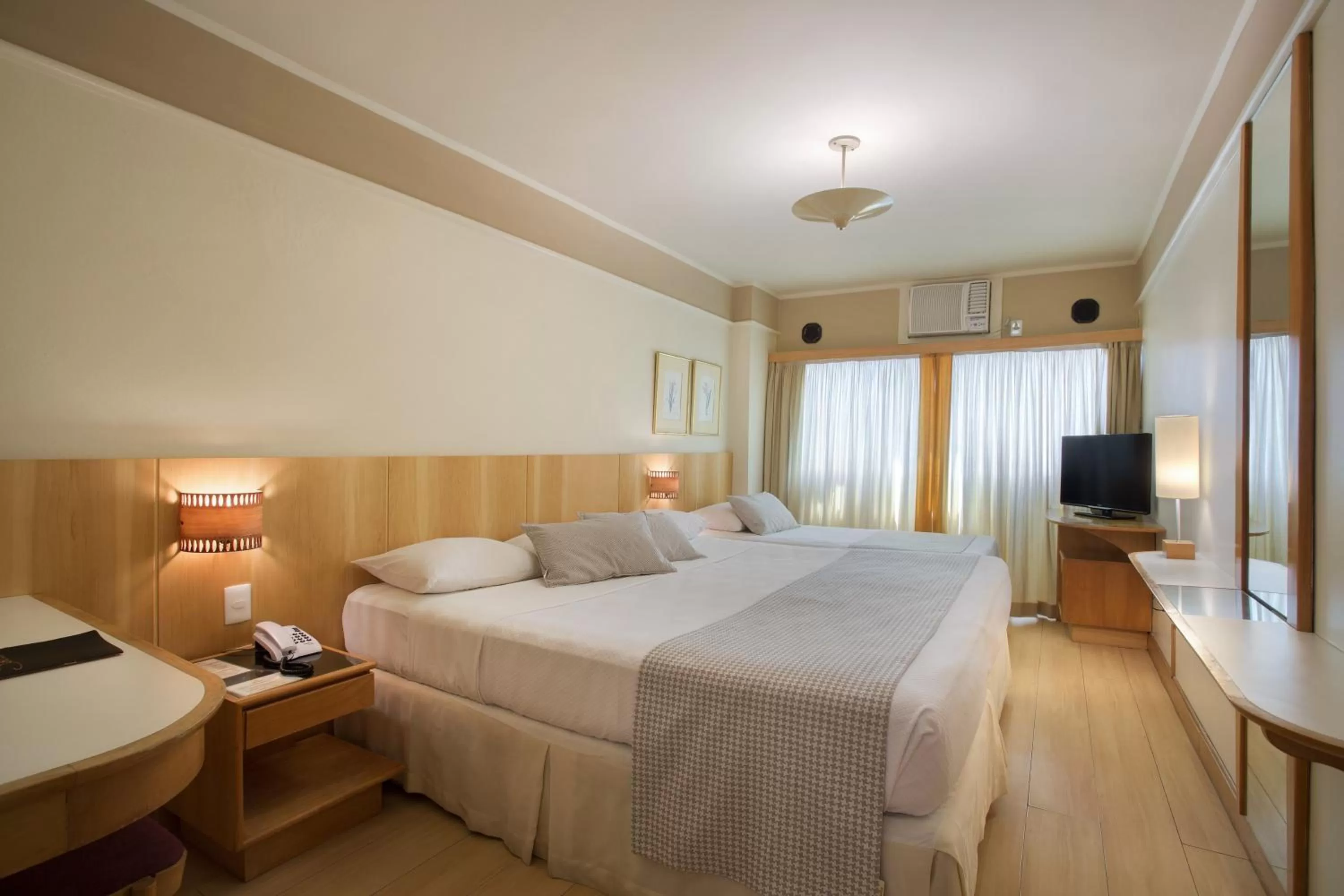 Bed in Mirasol Copacabana Hotel