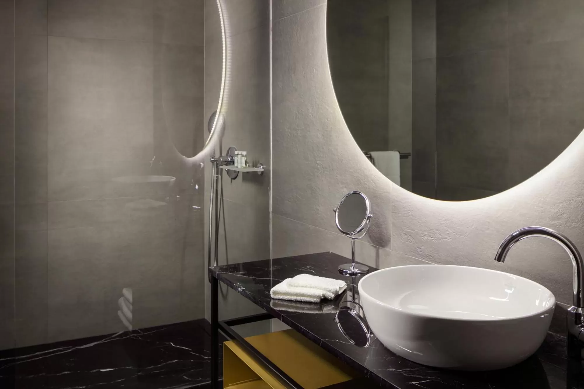 Shower in MOODs Charles Bridge