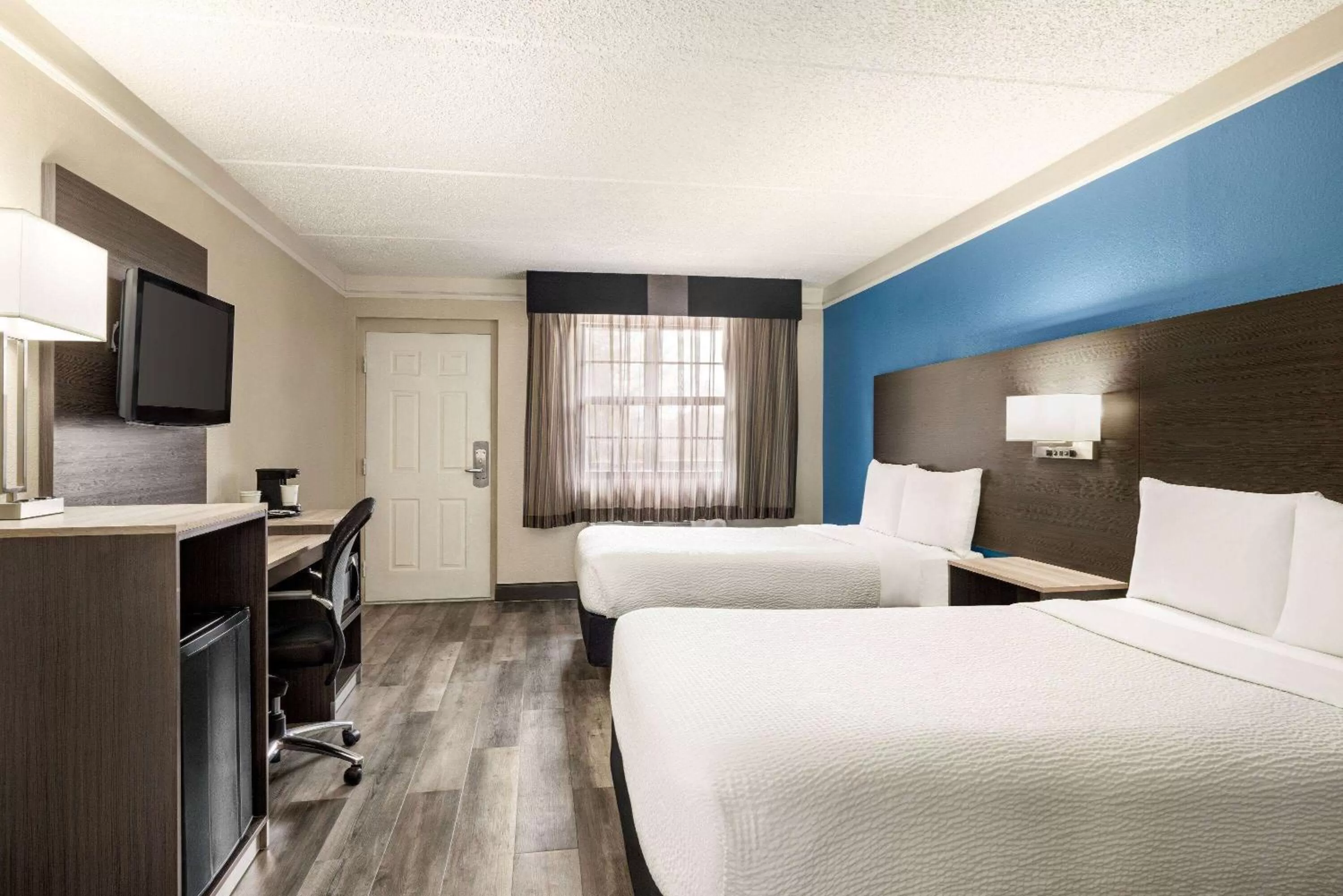 Photo of the whole room, Bed in La Quinta Inn by Wyndham San Antonio I-35 N at Toepperwein