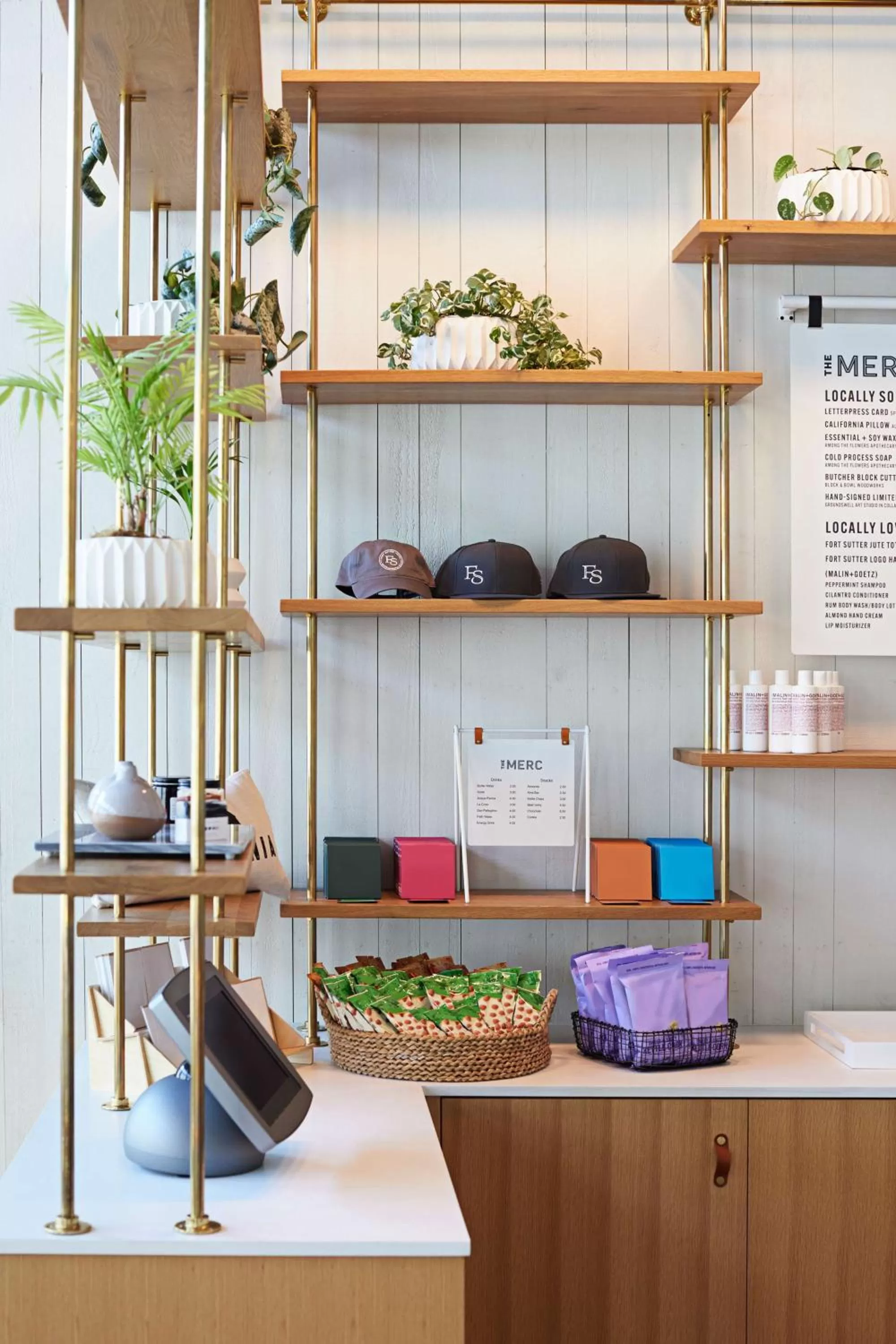 On-site shops in Tapestry By Hilton The Fort Sutter Hotel Sacramento, Ca