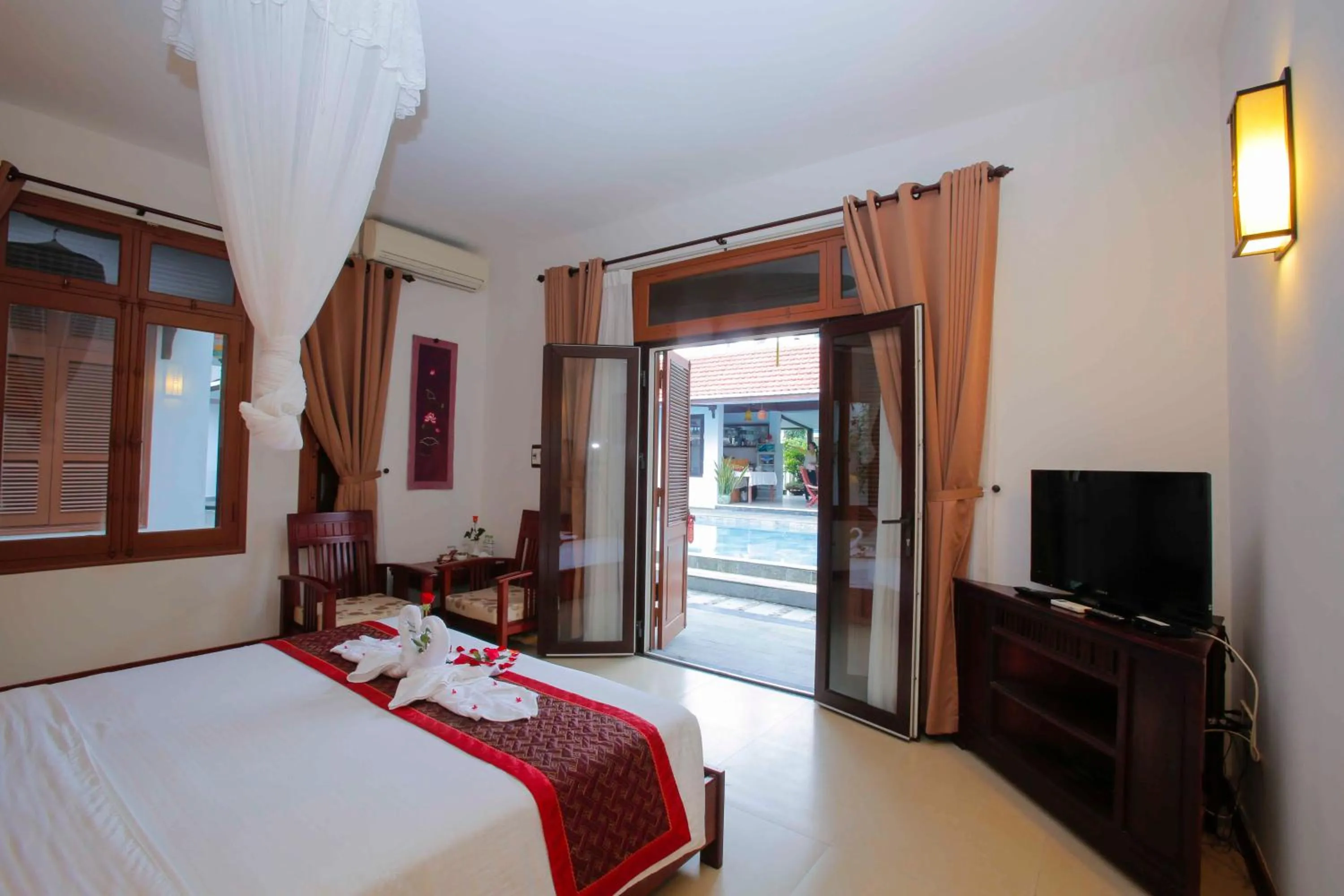Pool view, Bed in Hoi An Garden Villas