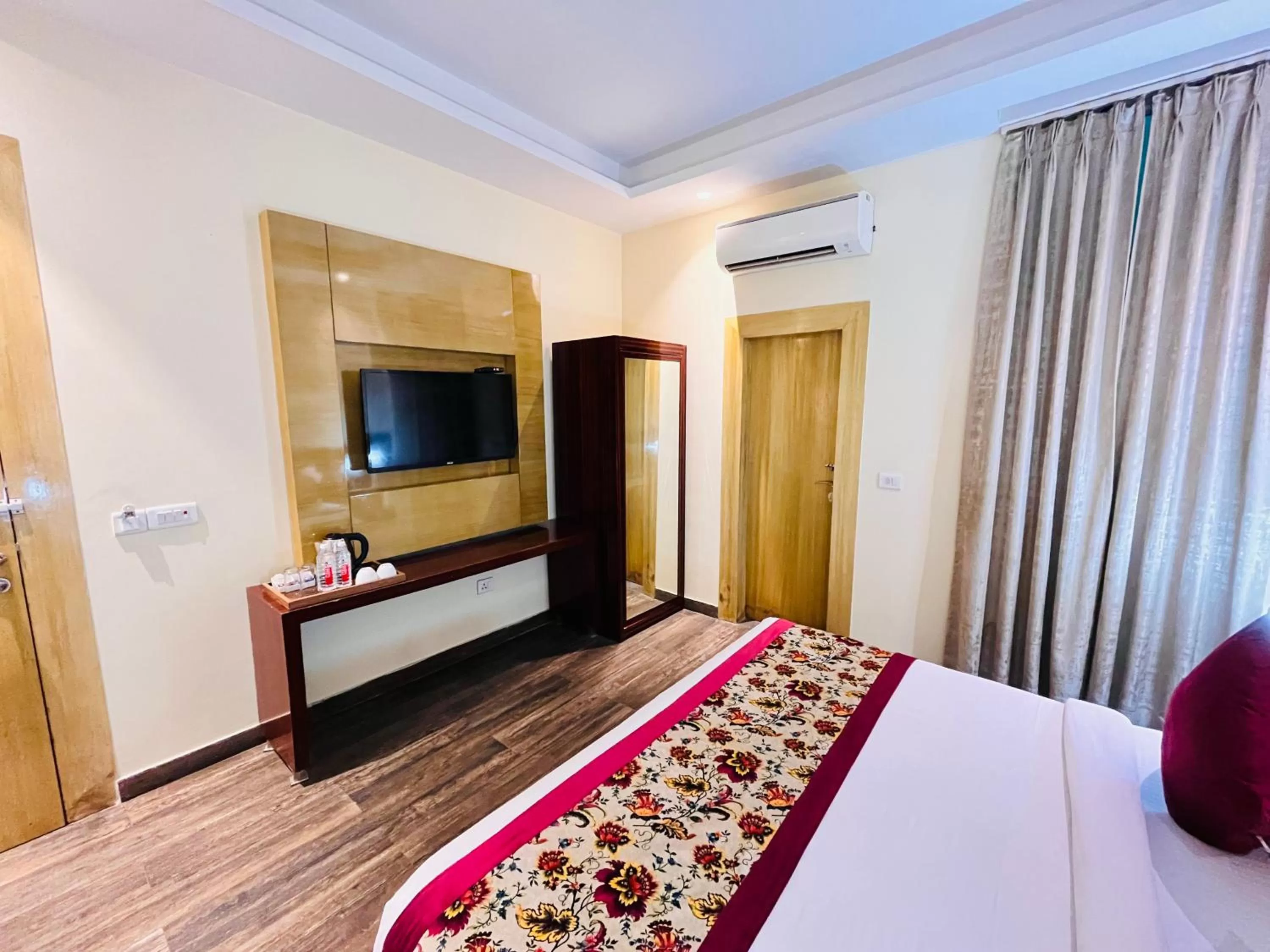 Bed in Hotel Banz near Delhi Airport