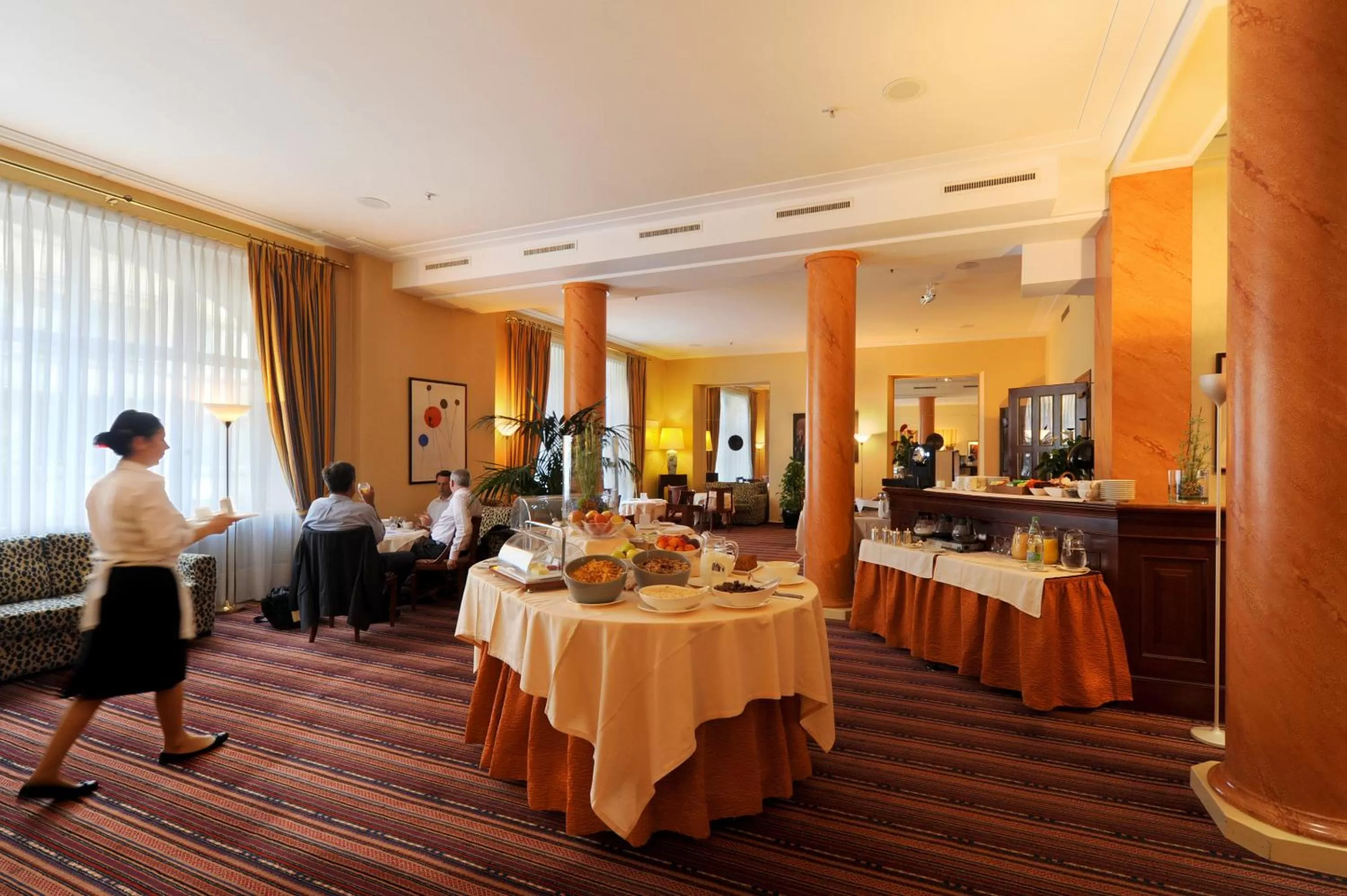 Restaurant/places to eat in Hotel Victoria