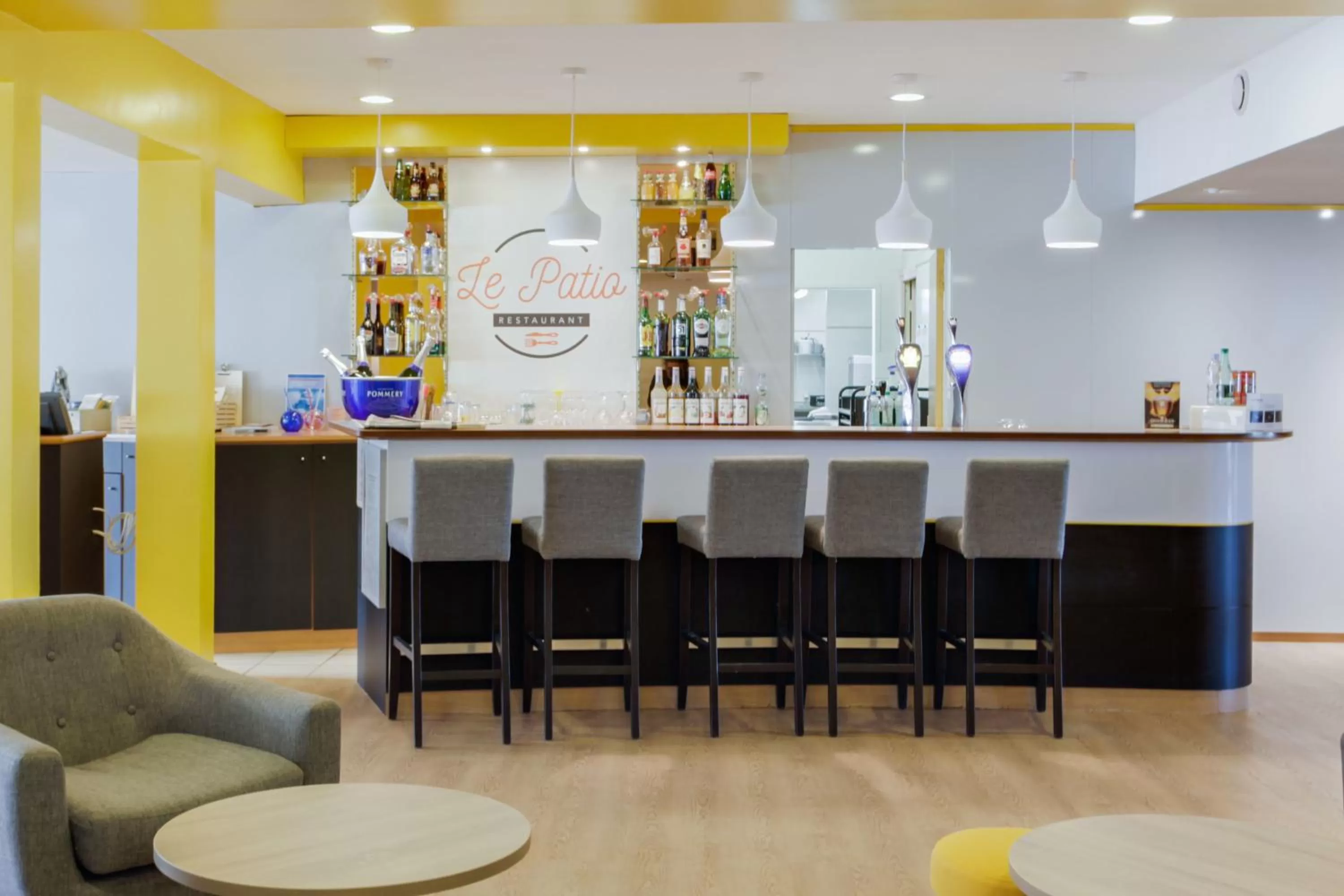Lounge or bar in ibis Montélimar Nord