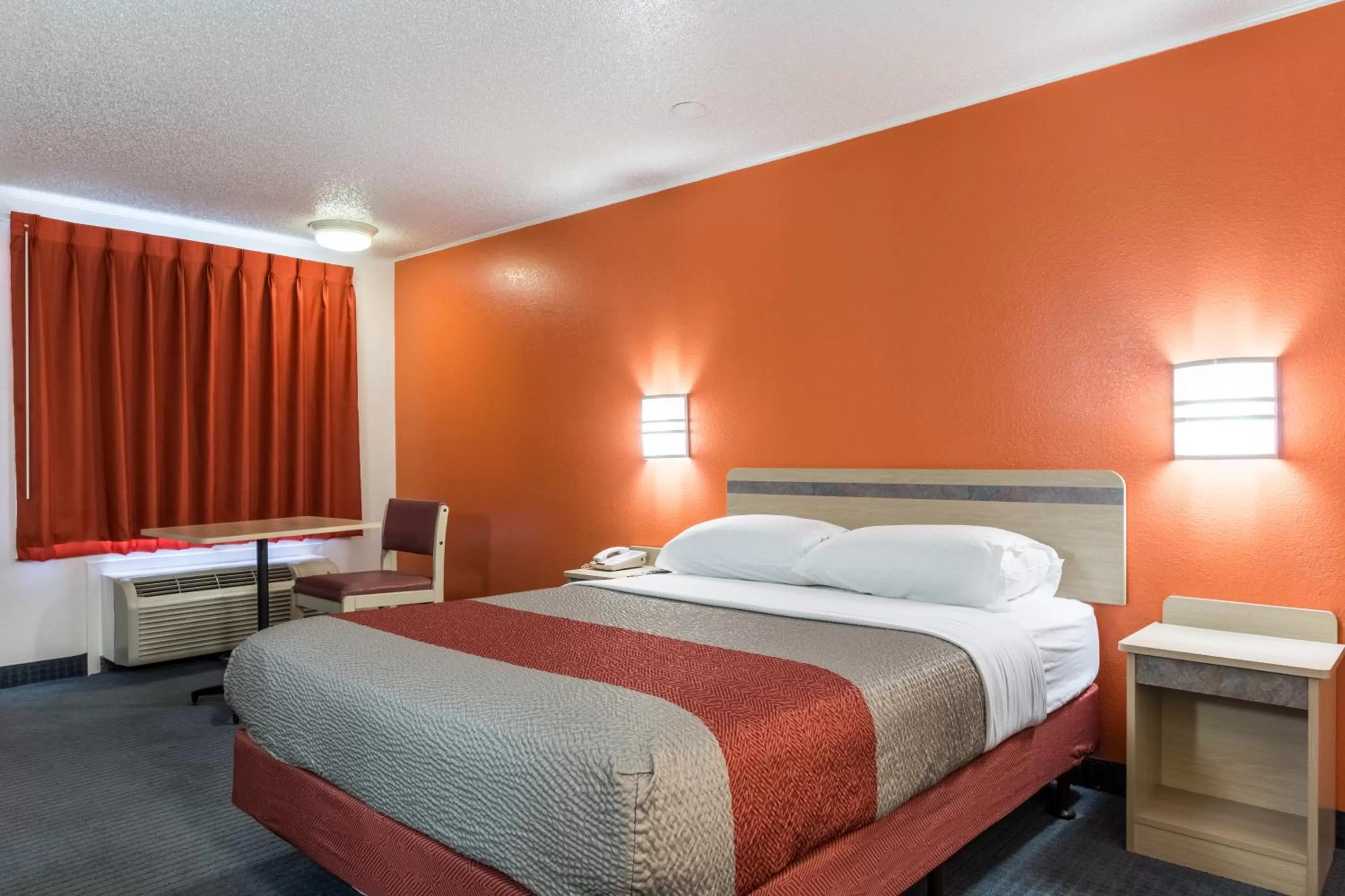 Bedroom, Bed in Travelodge by Wyndham Lansing