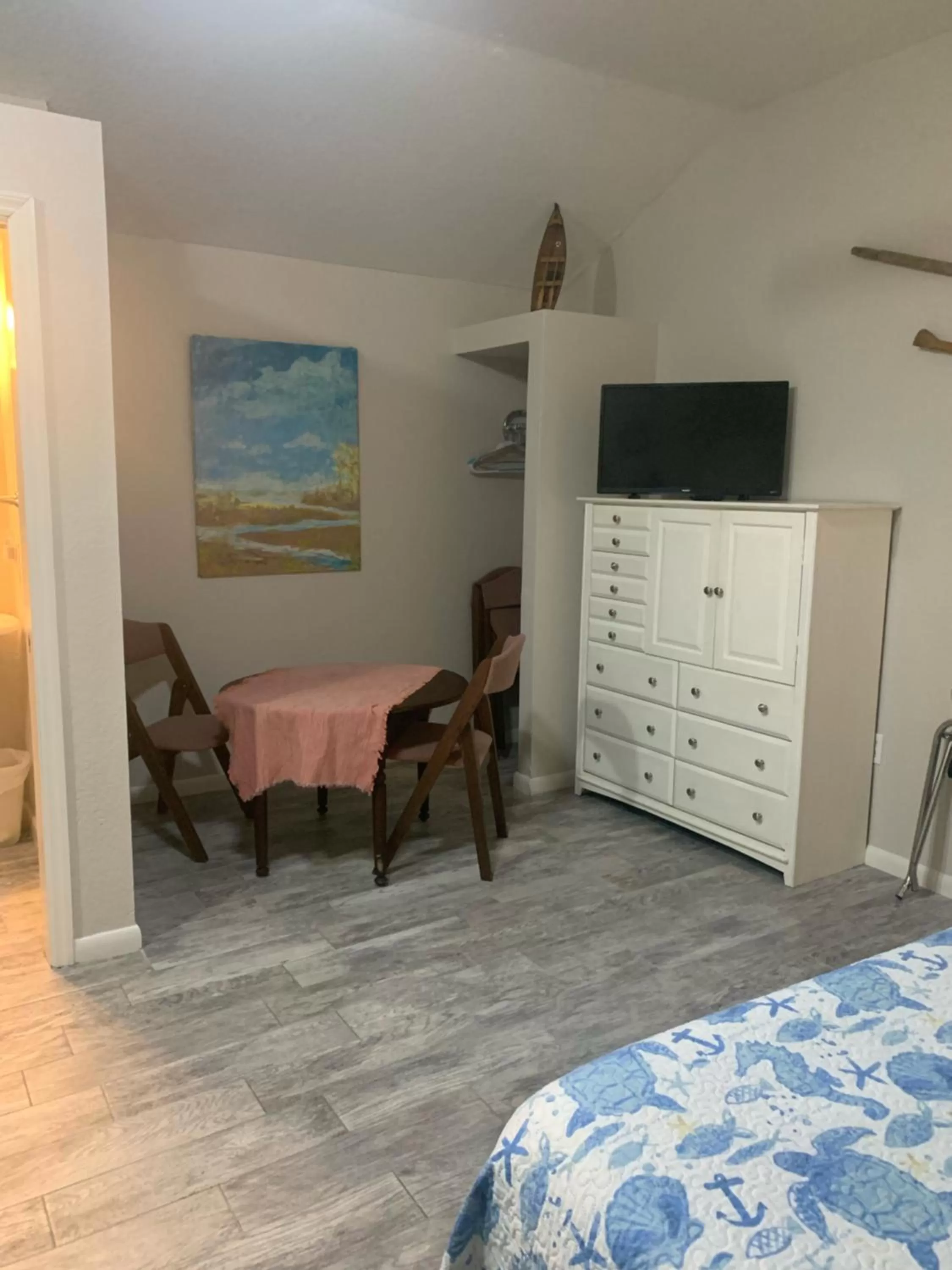 Seating area, Bed in Nature Coast Inn & Cottages