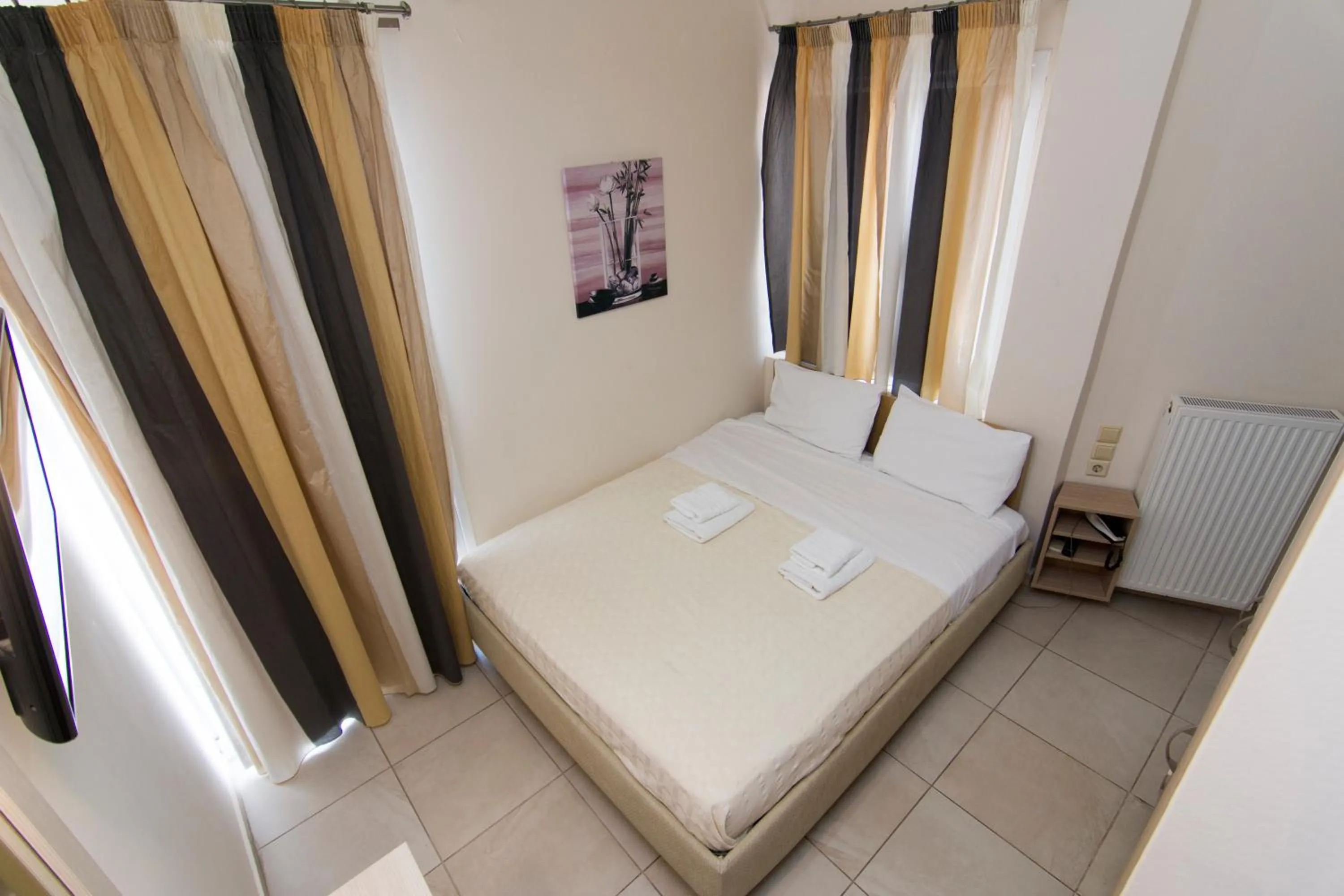 Photo of the whole room, Bed in San Nectarios