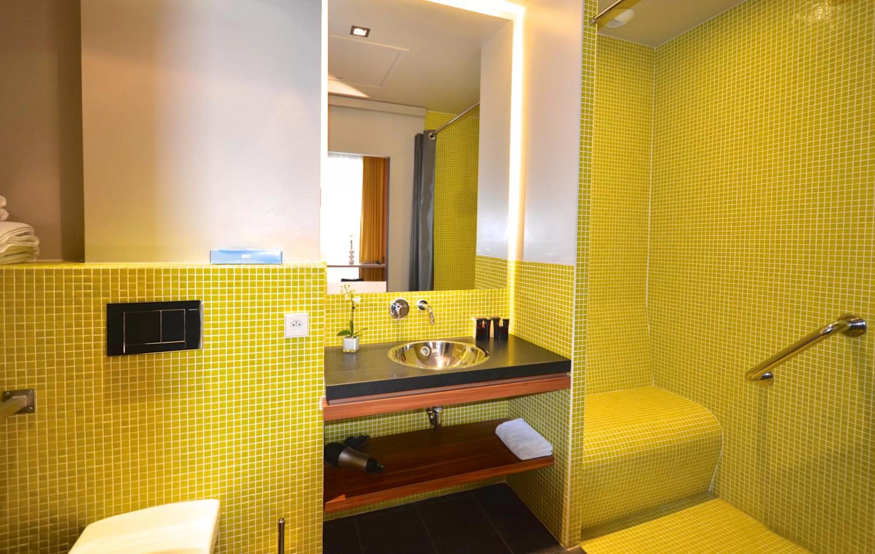 Bathroom in Chateaudun Opéra