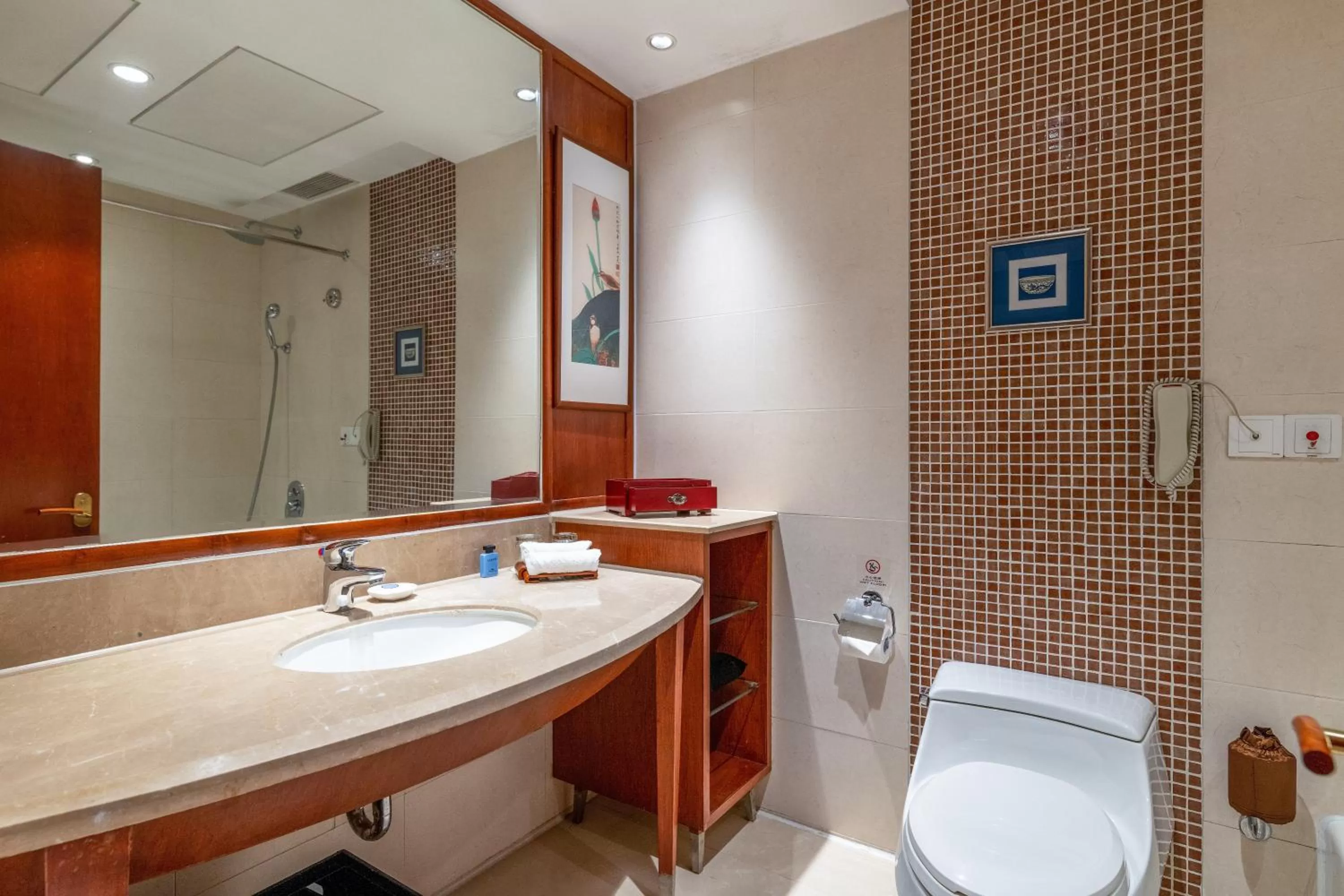Toilet in Sofitel Hangzhou Westlake - Few steps to West Lake, with panoramic lake view terrace