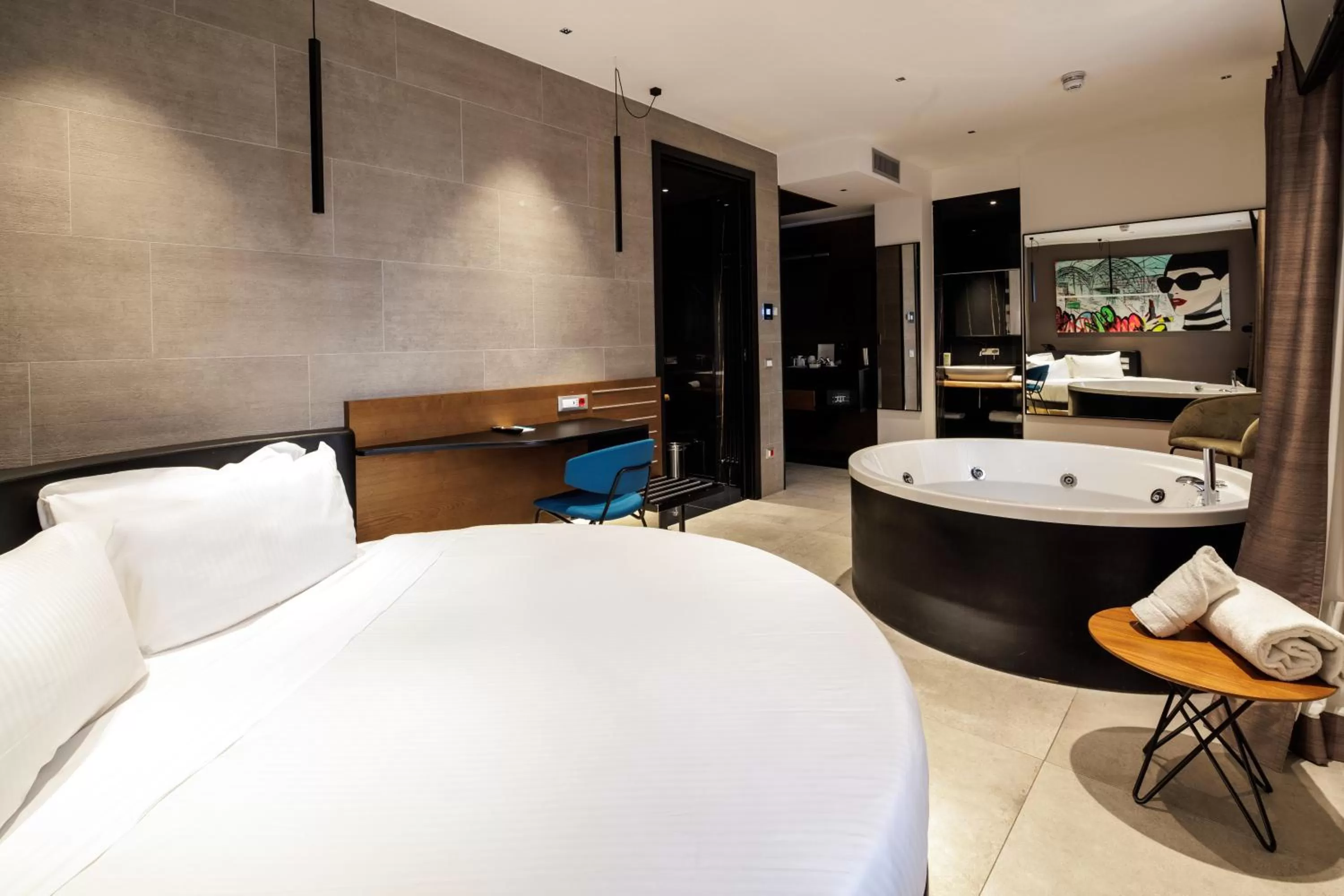 Hot Tub, Bed in The Corner Duomo Hotel