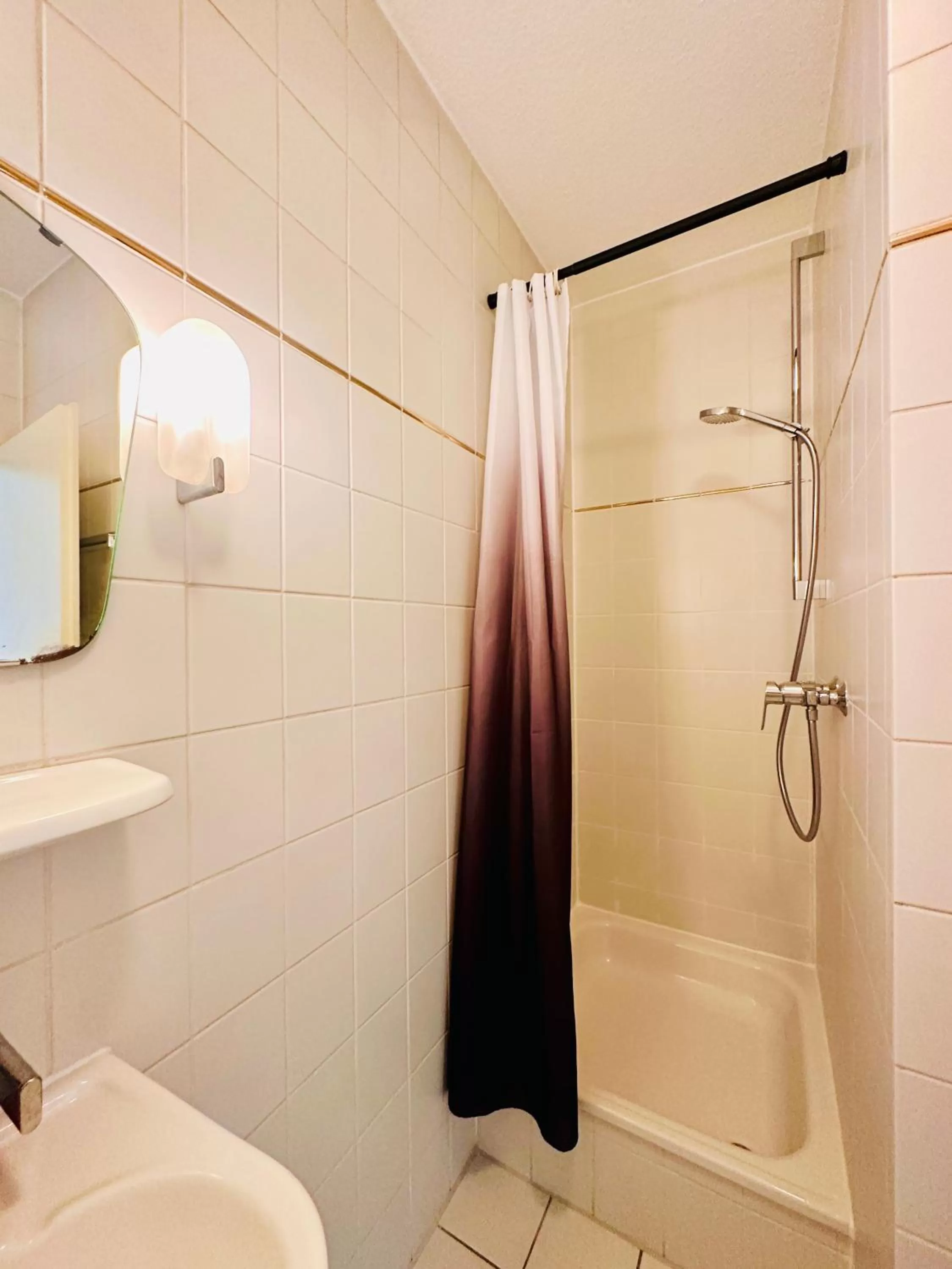 Bathroom in Saale, Marktplatz Zentrum, Apartmenthaus am Dom von Plant Room