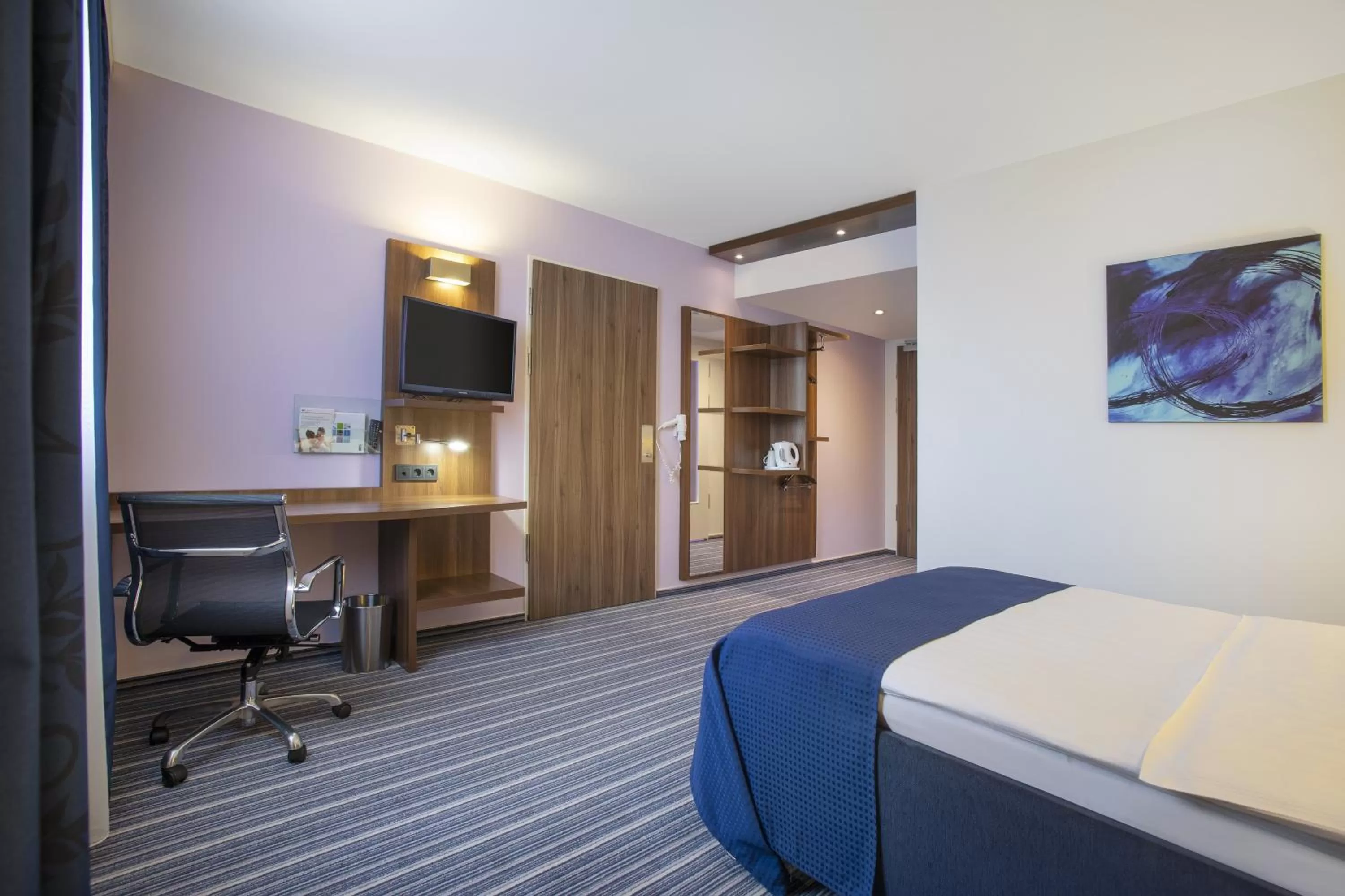 Photo of the whole room, Bed in Holiday Inn Express Neunkirchen by IHG